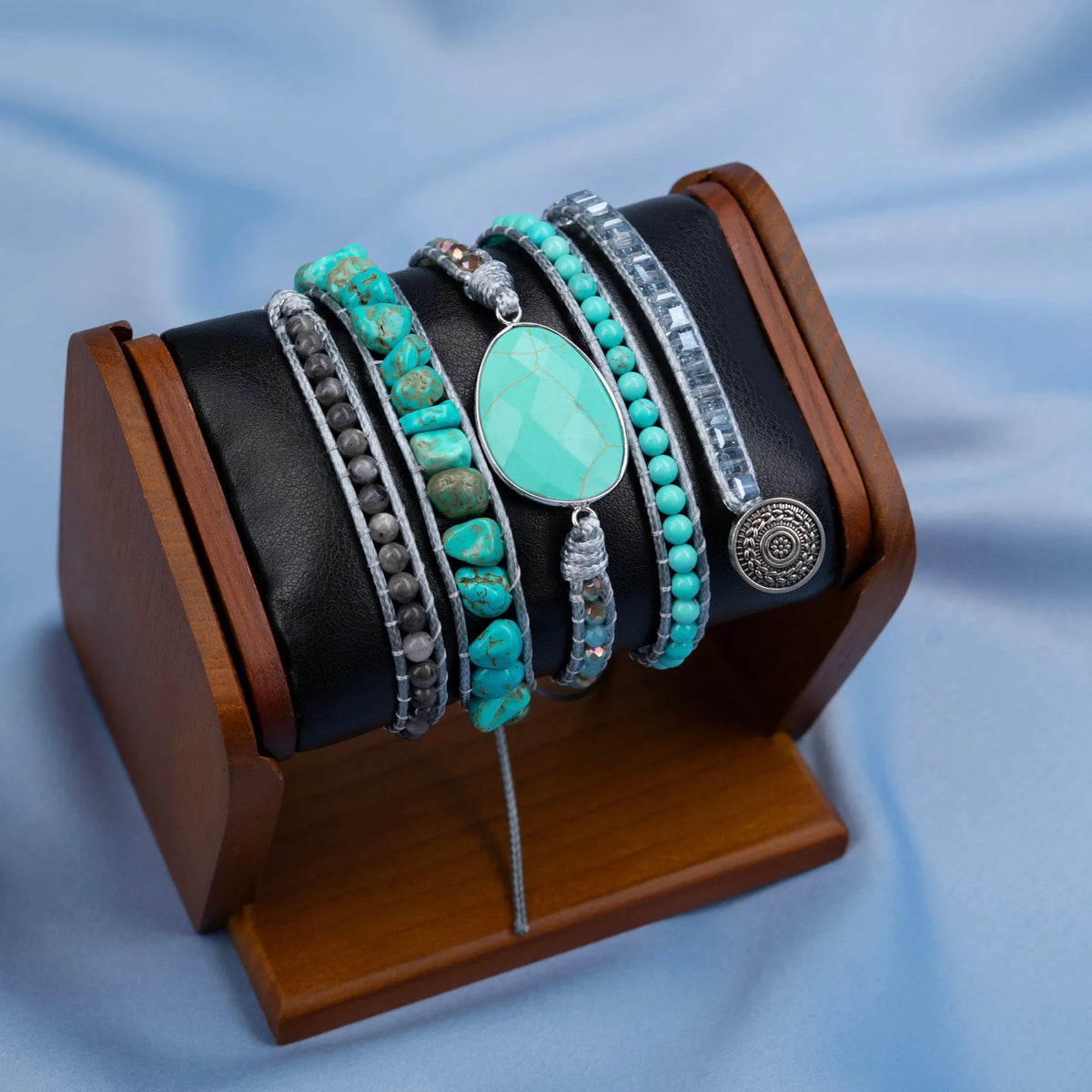 Detalhe das pedras naturais de Turquesa da Pulseira Brisa