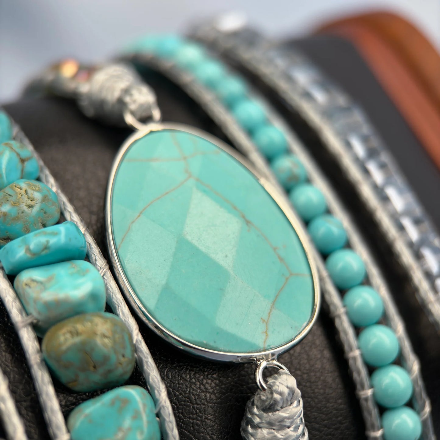 Pulseira Brisa de Turquesa em design artesanal de múltiplas voltas