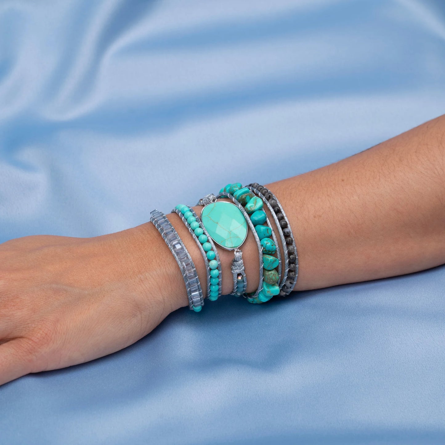 Pulseira Brisa de pedras naturais usada no pulso feminino