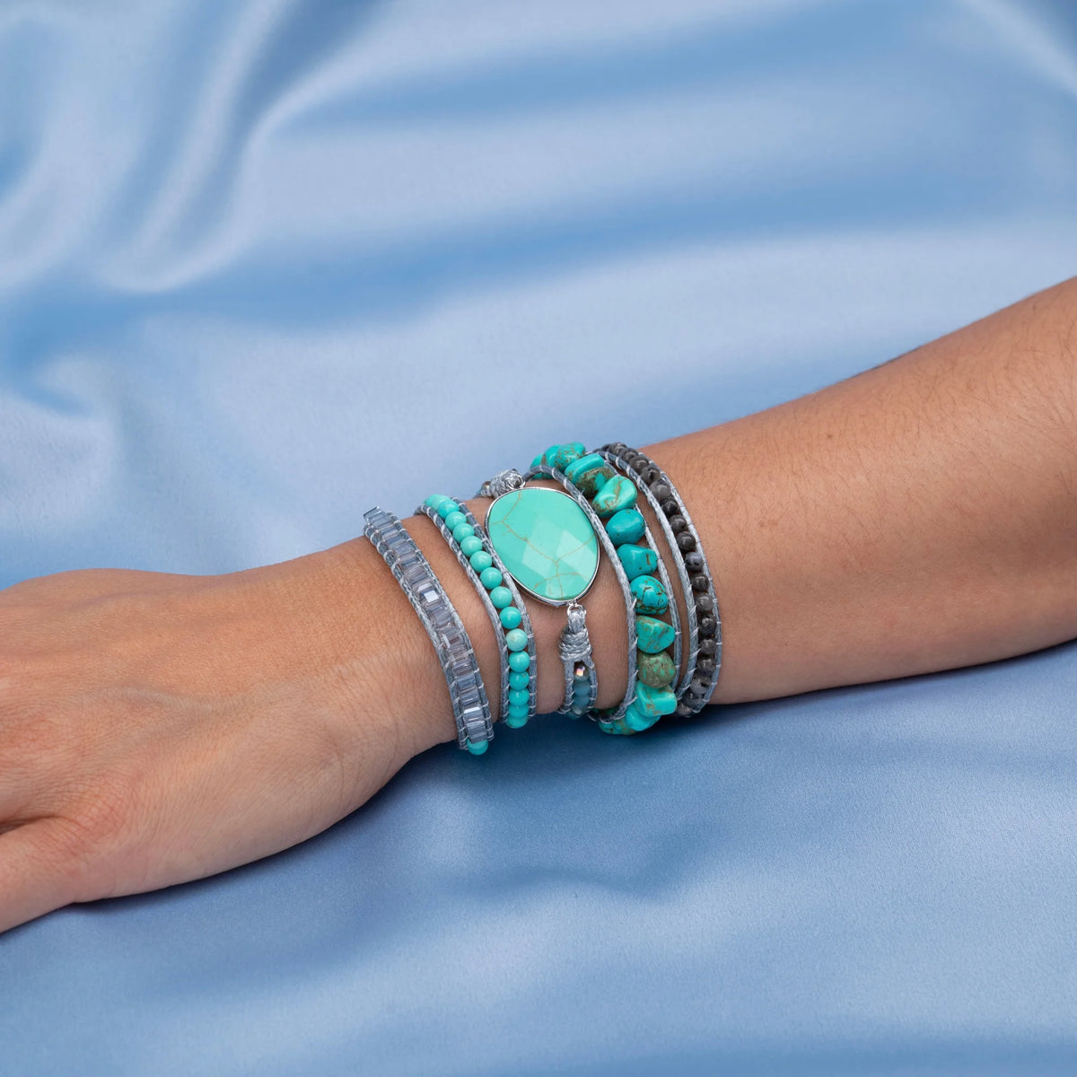 Pulseira Brisa de pedras naturais usada no pulso feminino
