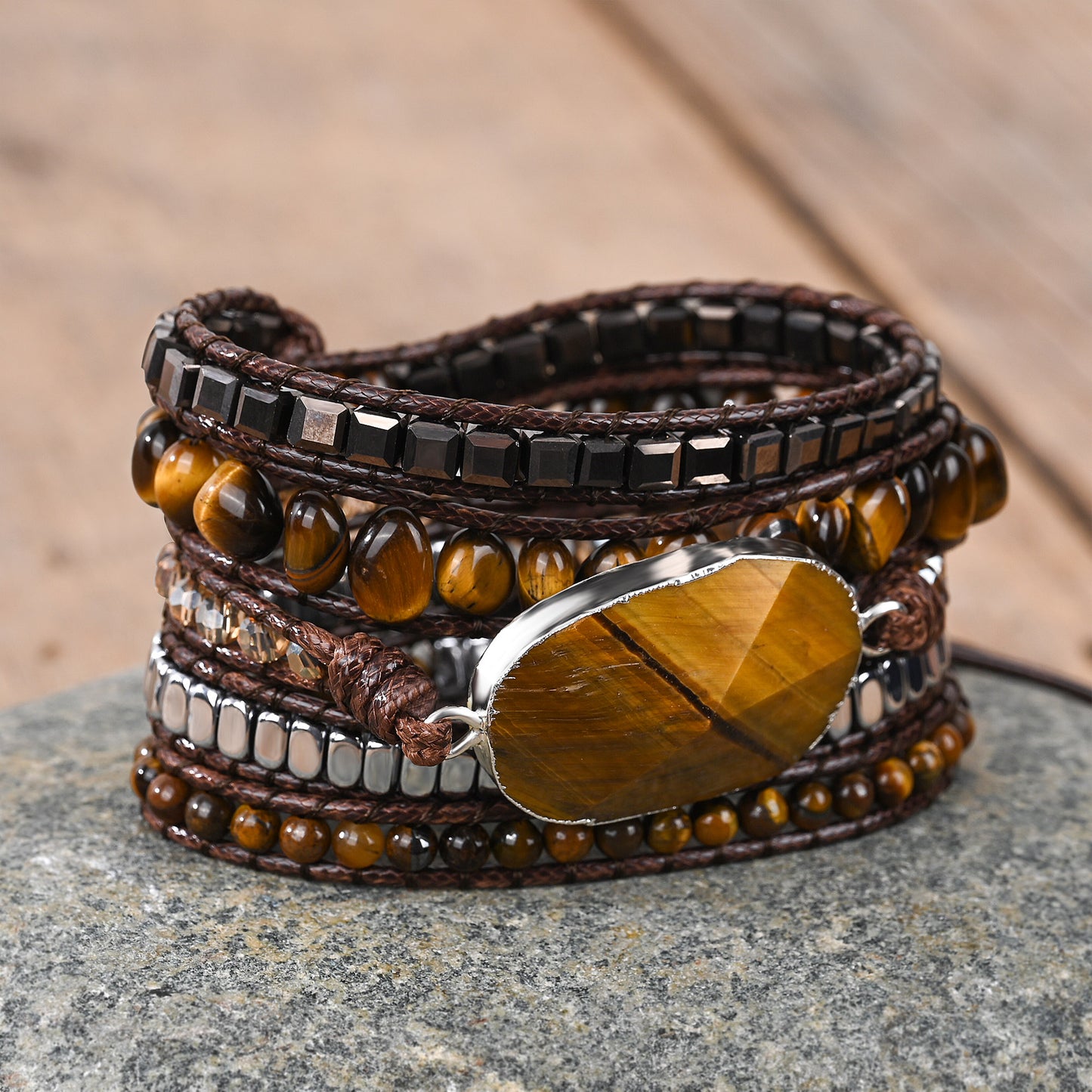 Pulseira de pedras naturais Royal com Olho de Tigre e Hematita, feita artesanalmente em design de múltiplas voltas.