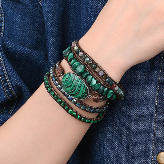 Modelo usando a Pulseira de pedras naturais Selva com Malaquita e Ágata Indiana no pulso, destacando seu design artesanal em tons de verde.