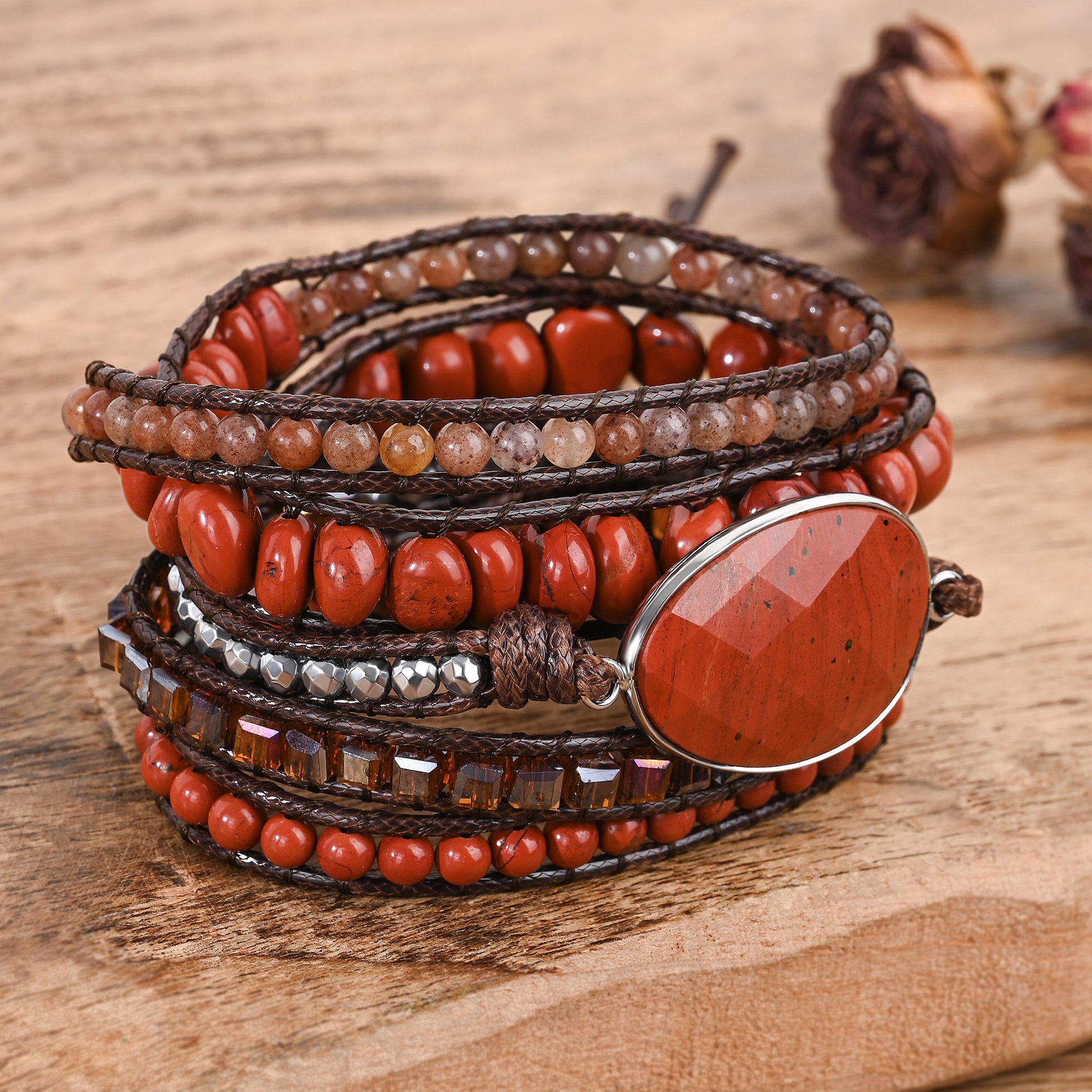 Pulseira de pedras naturais Siena com Jaspe Vermelho, Quartzo Vermelho e Hematita, feita artesanalmente em design de múltiplas voltas.