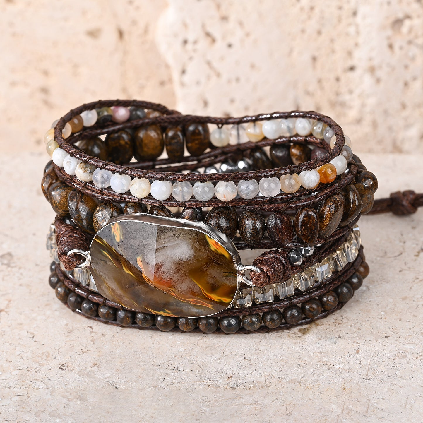 Pulseira de pedras naturais Verona com Bronzita, Calcedônia, Ágata Botswana e Hematita, feita artesanalmente em design de múltiplas voltas.