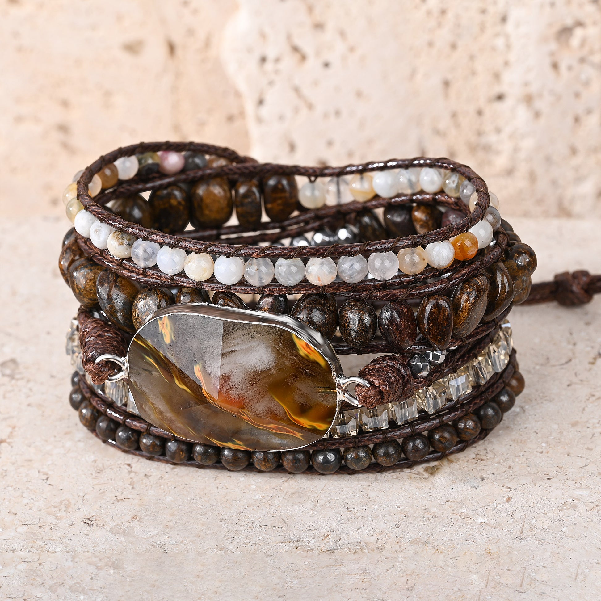 Pulseira de pedras naturais Verona com Bronzita, Calcedônia, Ágata Botswana e Hematita, feita artesanalmente em design de múltiplas voltas.