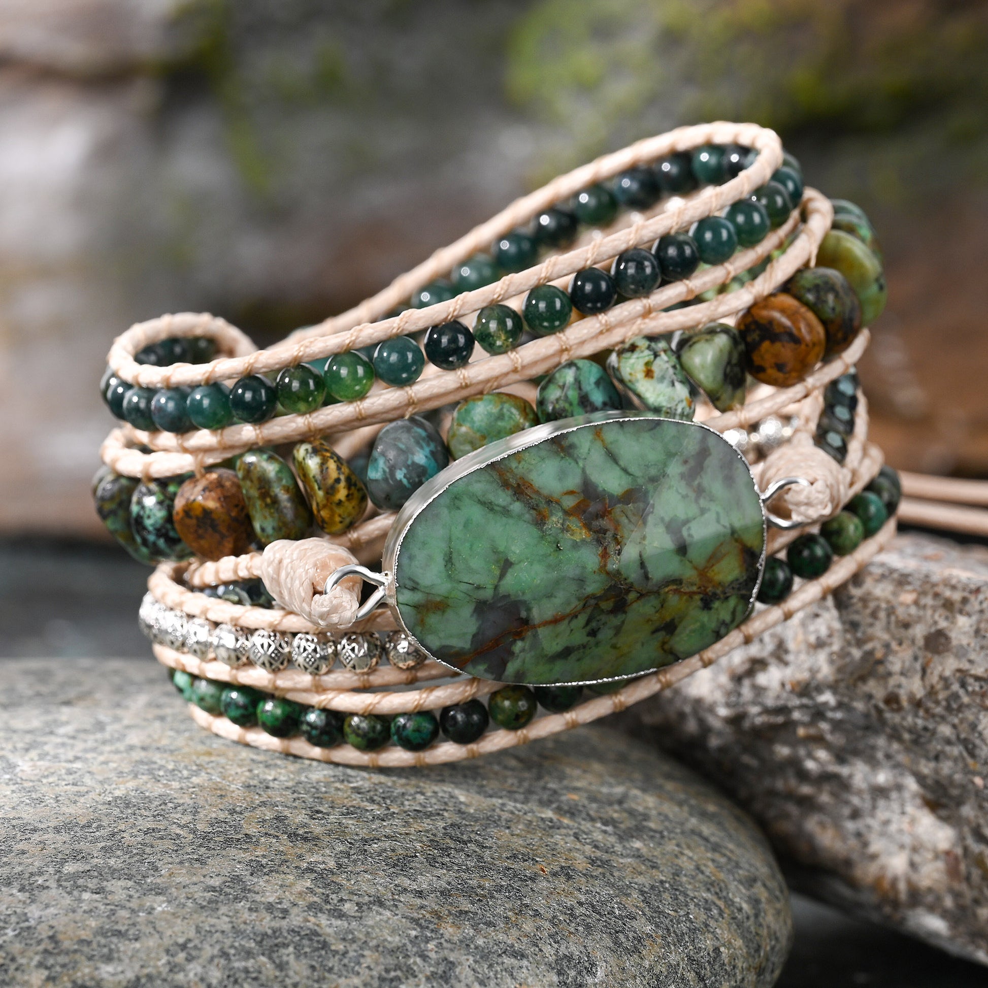 Pulseira de pedras naturais Zuri com Turquesa Africana e Ágata Indiana, feita artesanalmente em design de múltiplas voltas.