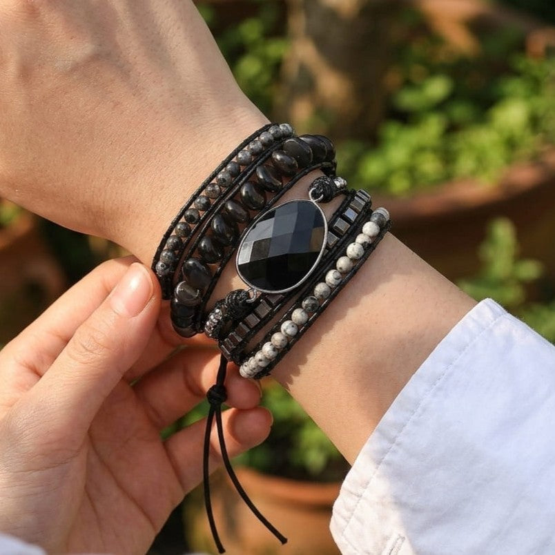 Modelo usando Pulseira Guardian artesanal com pedras naturais de Obsidiana Negra