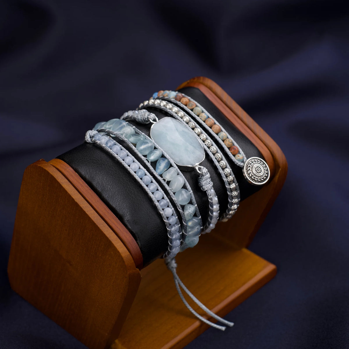 Pulseira de pedras naturais Maré com Água Marinha, Angelita e Jaspe Imperial, feita artesanalmente em design de múltiplas voltas.