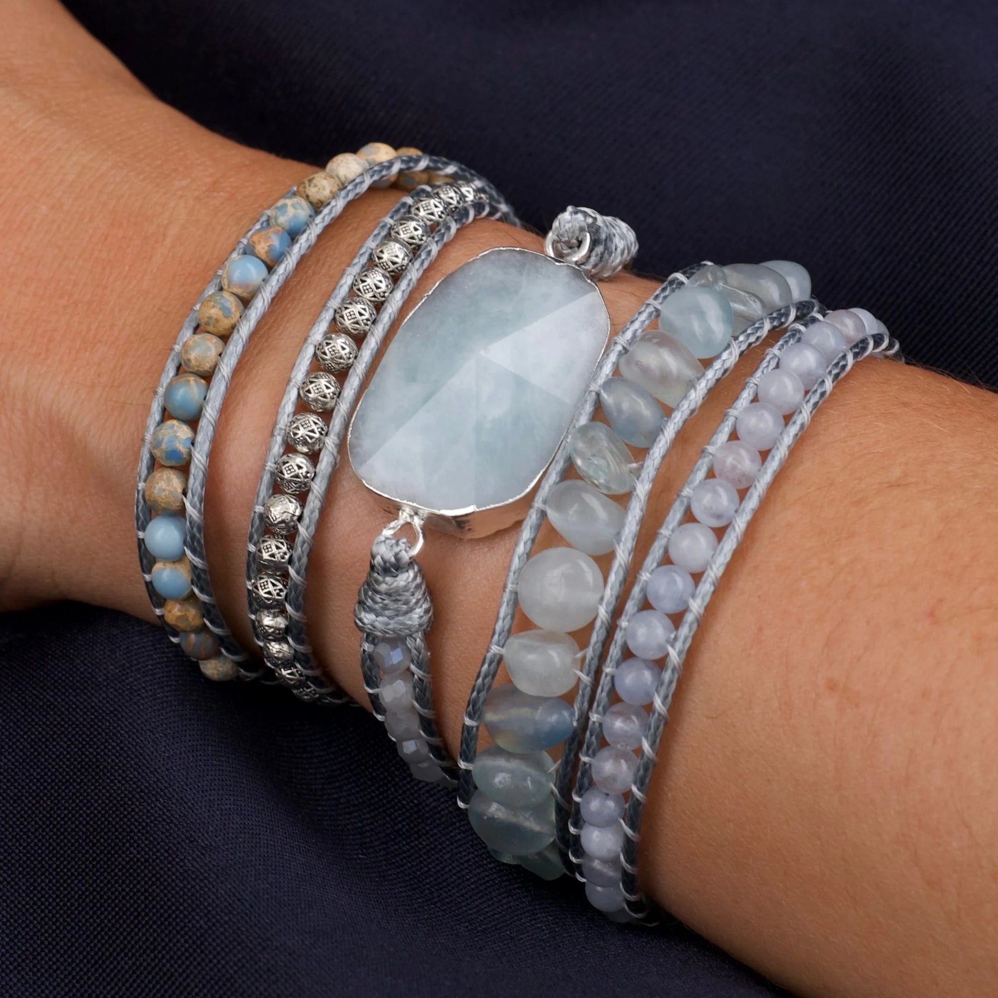 Pulseira Maré de Água Marinha em design artesanal de múltiplas voltas