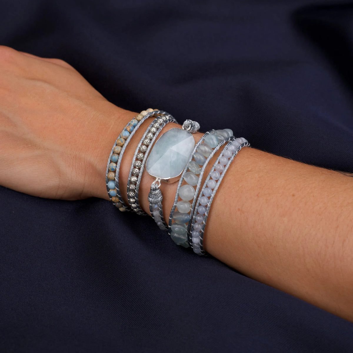 Pulseira Maré de pedras naturais usada no pulso feminino