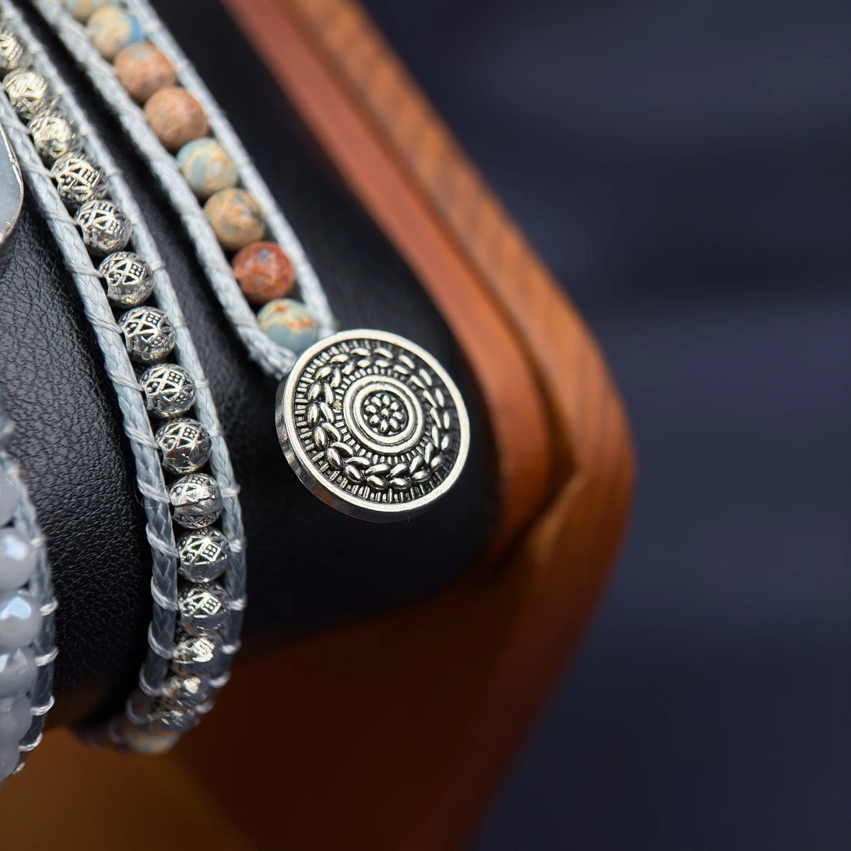 Pulseira Maré de Água Marinha com fecho ajustável e acabamento artesanal