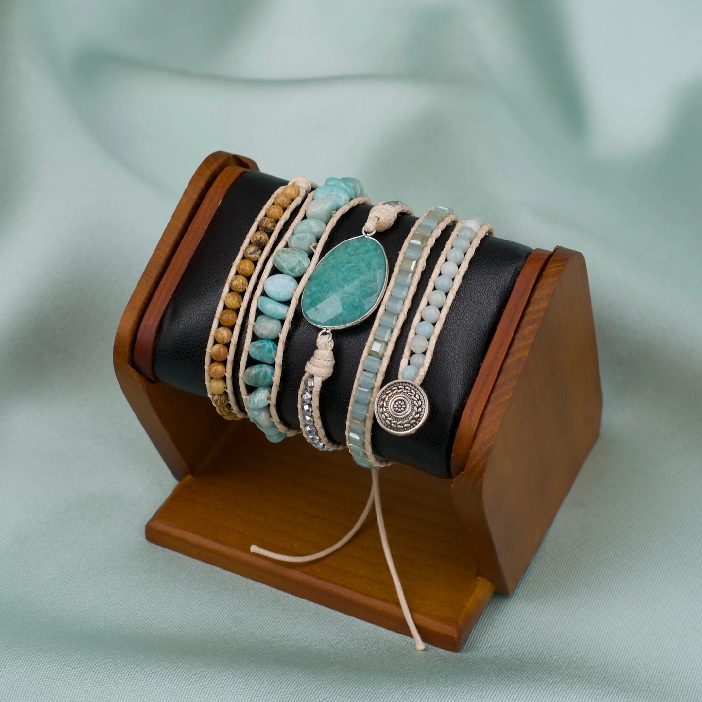 Modelo usando a Pulseira Oásis de Amazonita no pulso