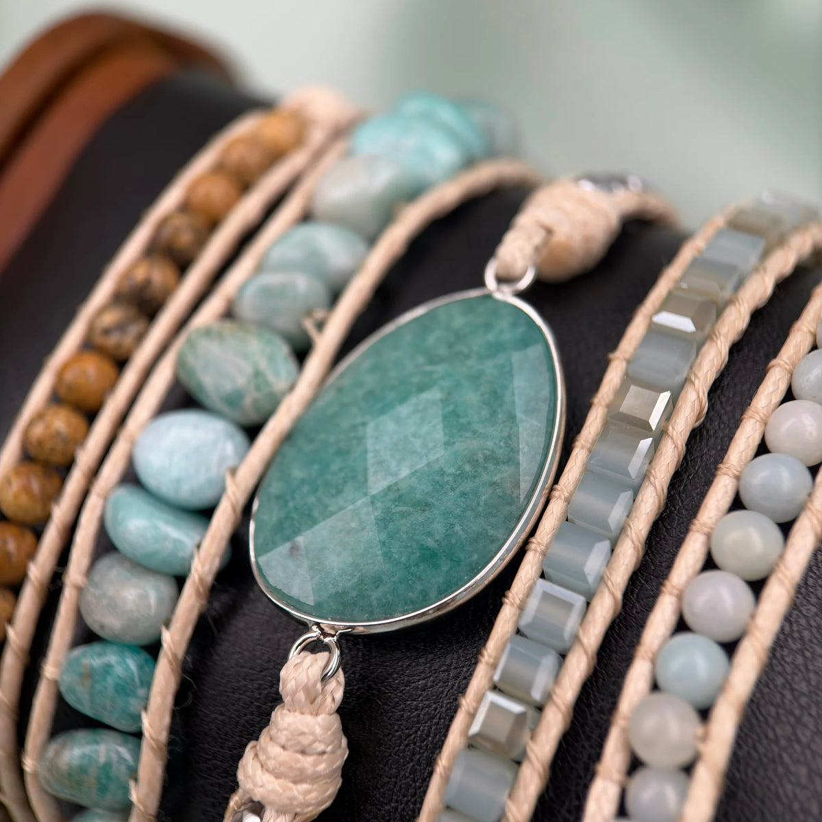 Pulseira Oásis com Amazonita, Jaspe Madeira e Hematita vista de frente
