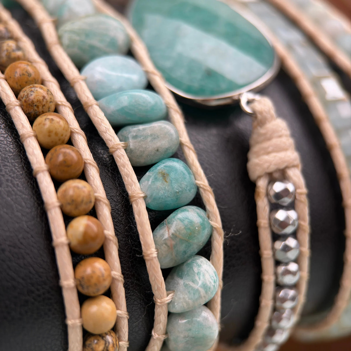Pulseira Oásis de Amazonita em design artesanal de múltiplas voltas