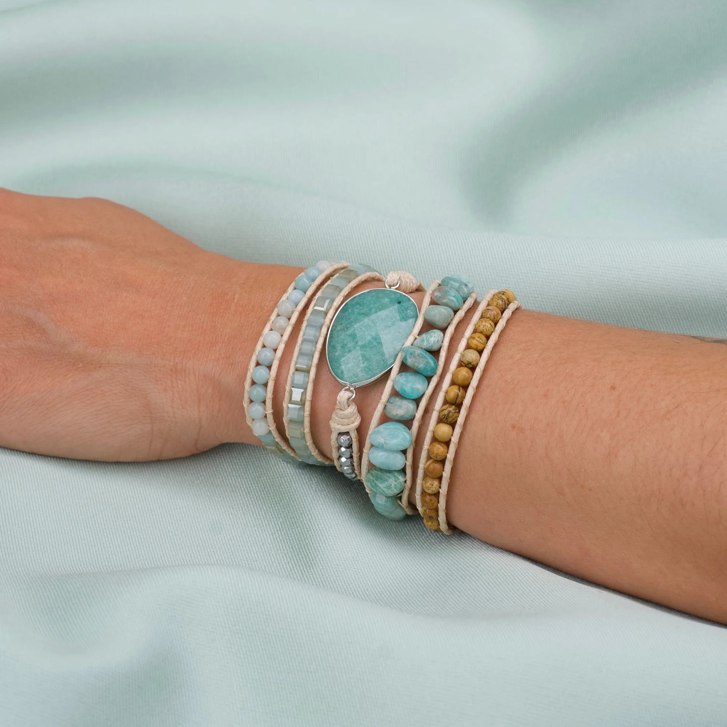 Pulseira Oásis de pedras naturais usada no pulso feminino