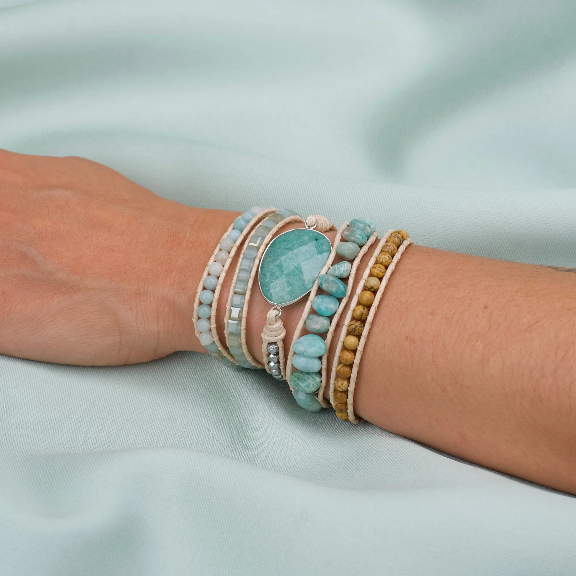 Pulseira Oásis de pedras naturais usada no pulso feminino
