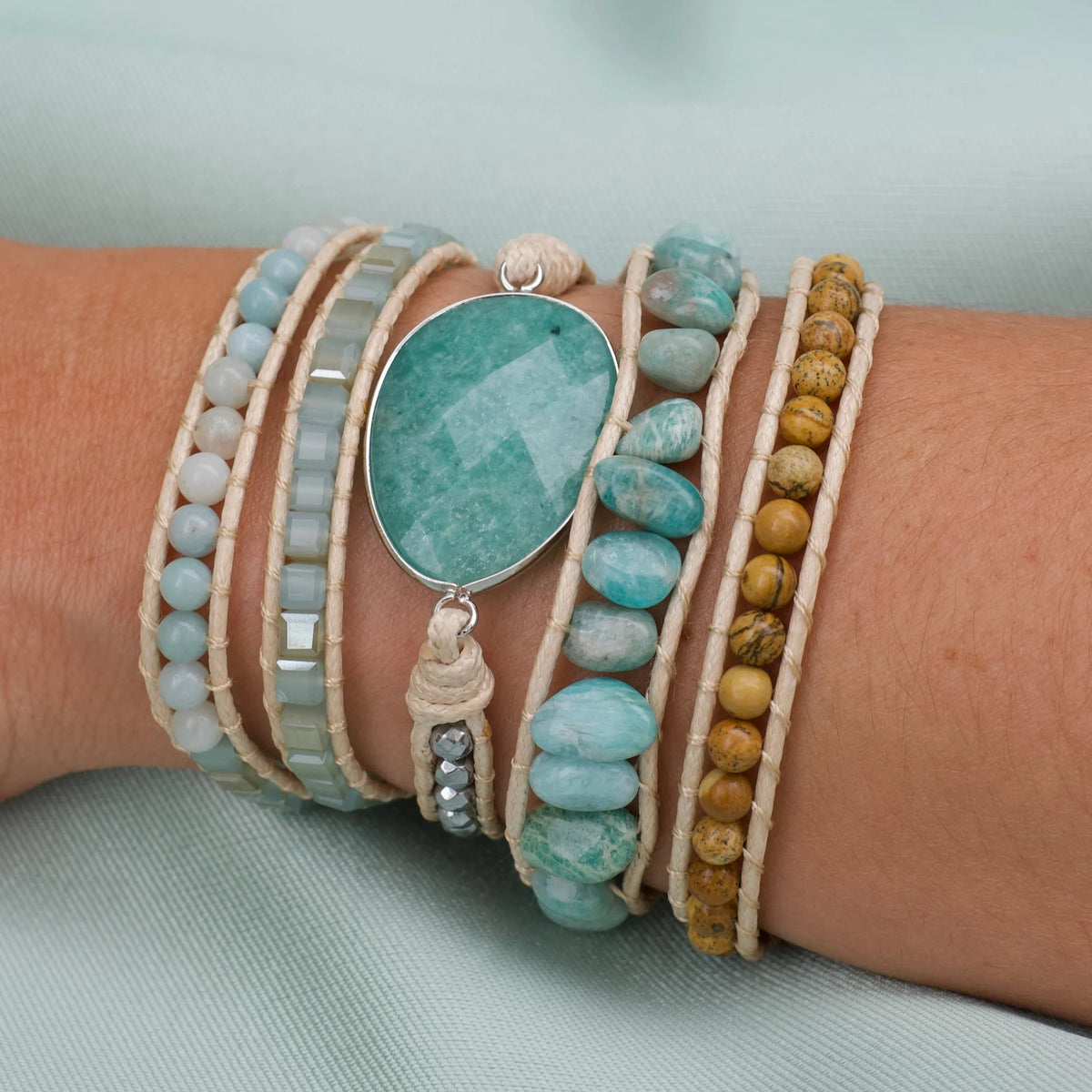 Pulseira artesanal Oásis com Amazonita, Jaspe Madeira, Hematita e cristais