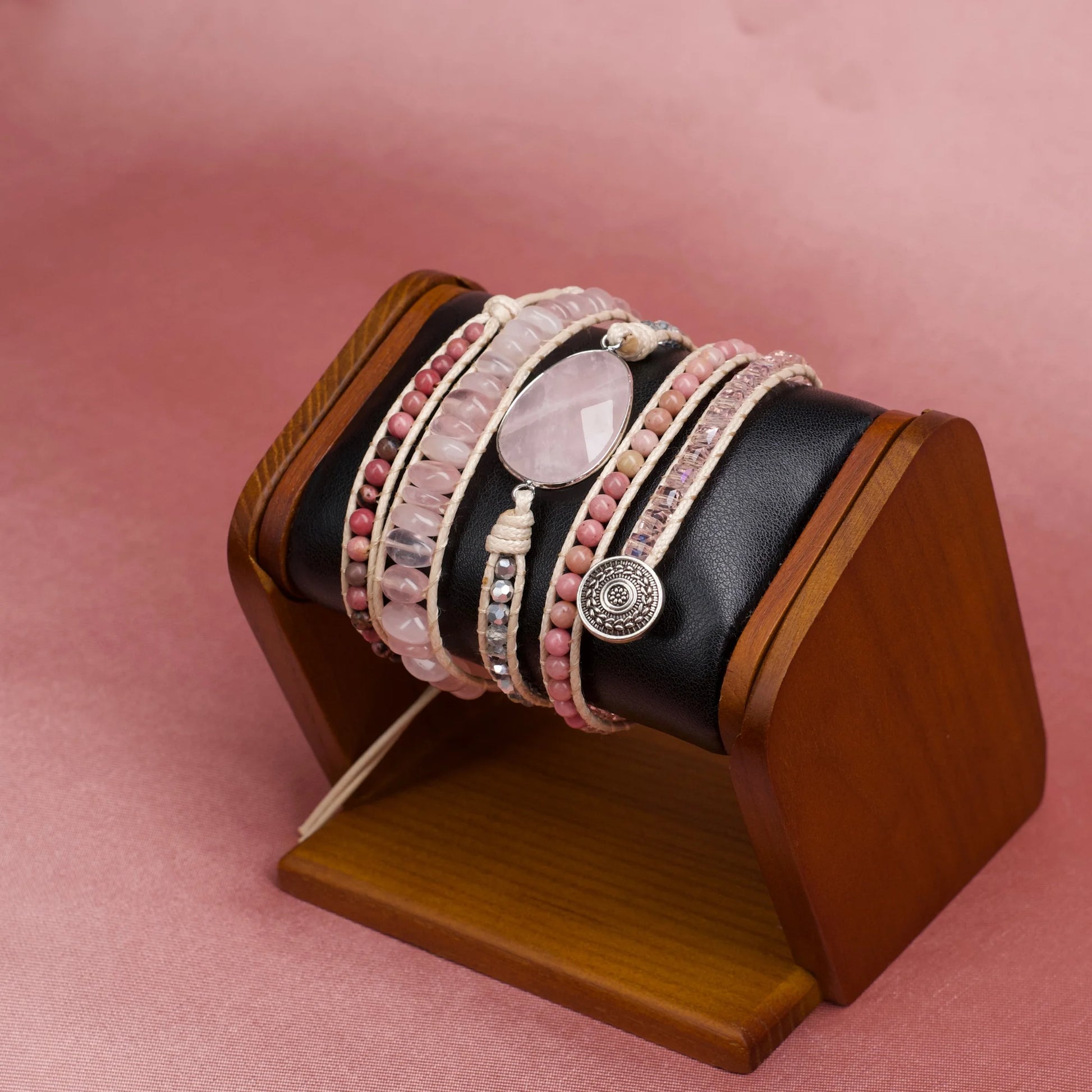 Detalhes da Pulseira Rose com pedras naturais em tons de rosa