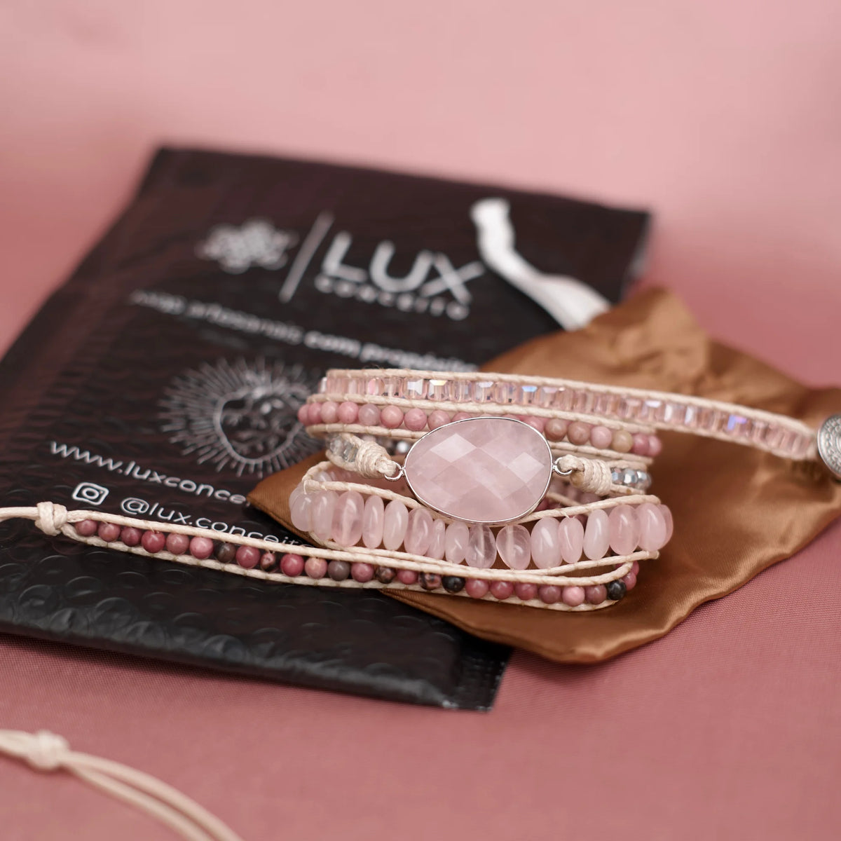 Detalhe das pedras naturais de Quartzo Rosa da Pulseira Rose