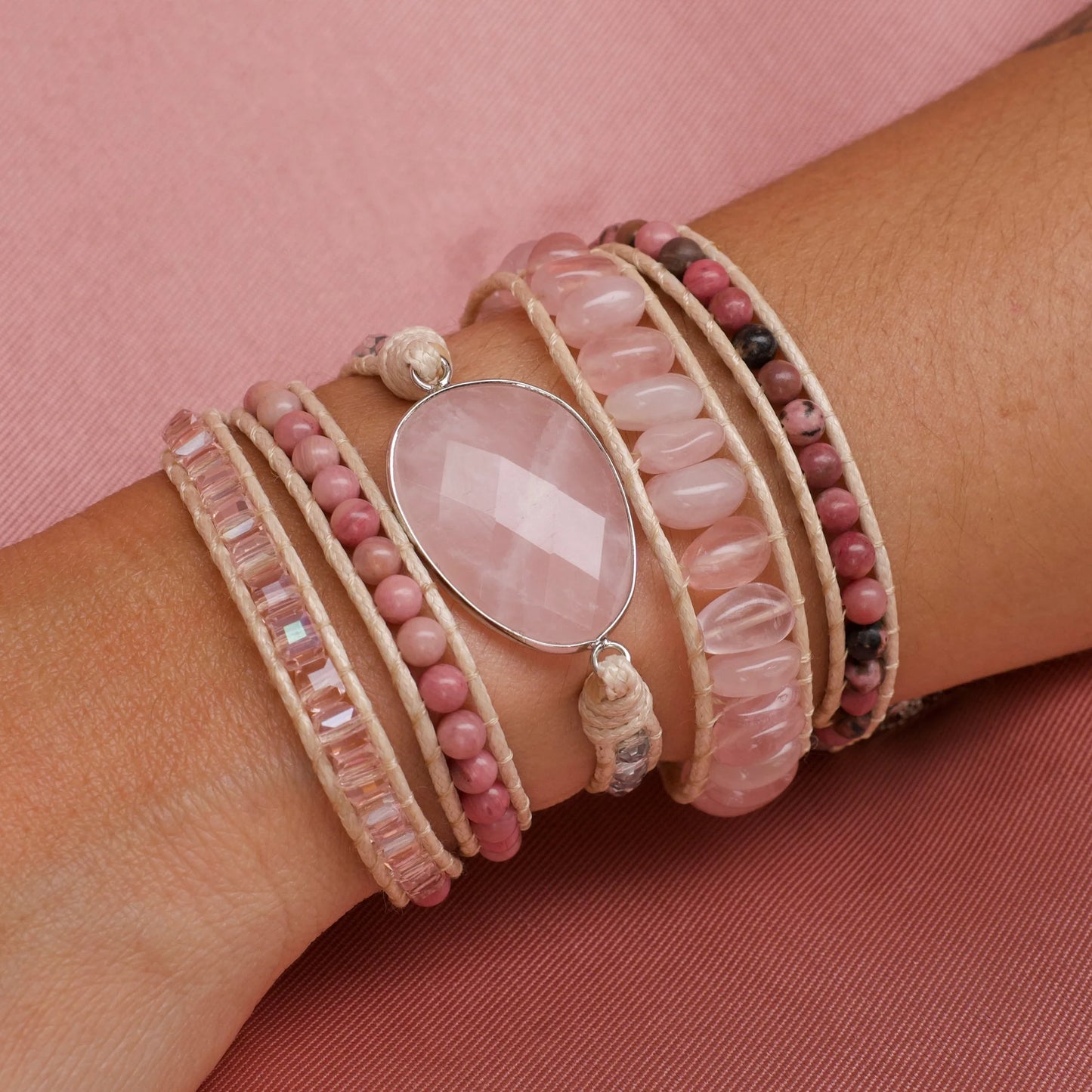 Pulseira Rose de pedras naturais usada no pulso feminino