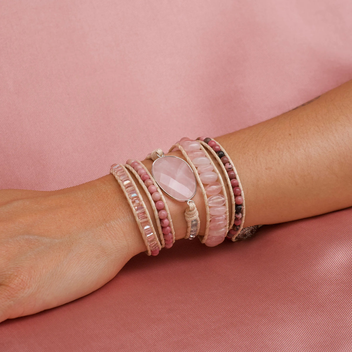 Pulseira Rose de pedras naturais Lux Conceito usada no pulso feminino