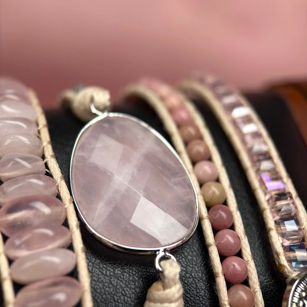 Pulseira feminina Rose com pedras naturais de Quartzo Rosa