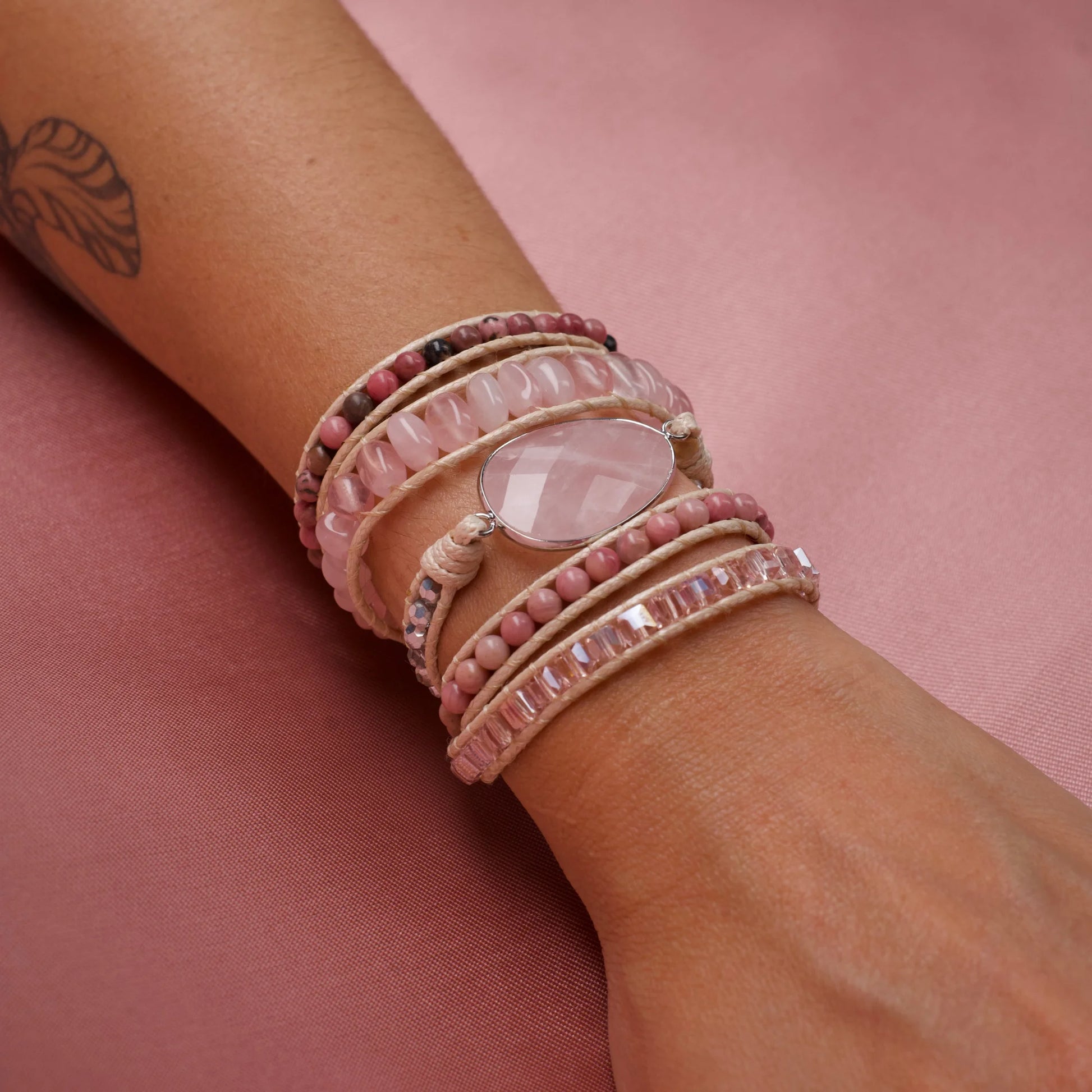 Pulseira Rose de Quartzo Rosa e Rodonita feita artesanalmente