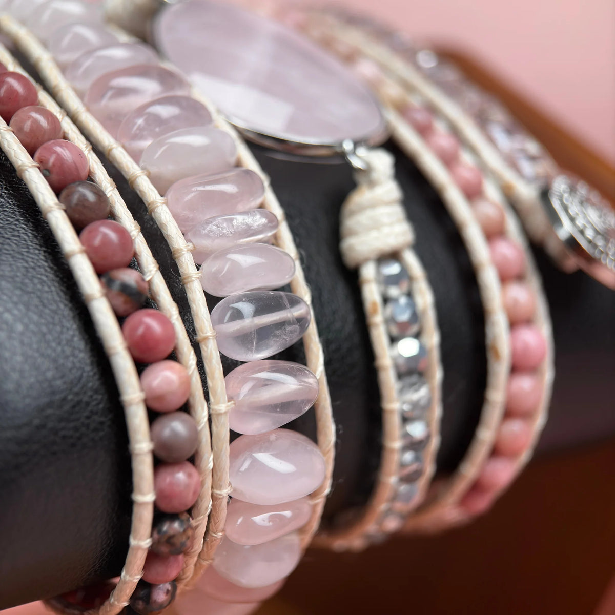Pulseira Rose artesanal com Quartzo Rosa, Rodonita e cristais