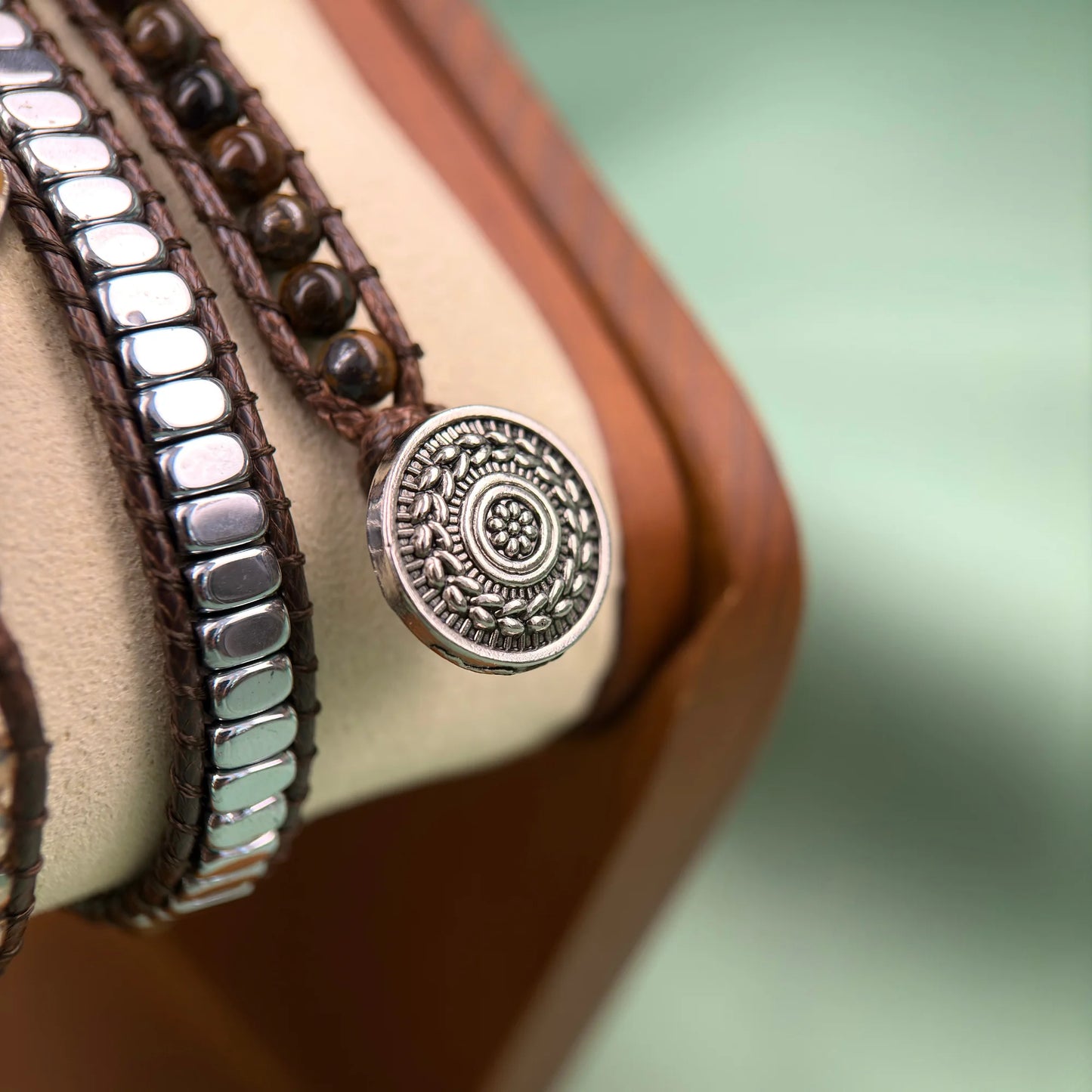 Pulseira Royal de Olho de Tigre em design artesanal de múltiplas voltas