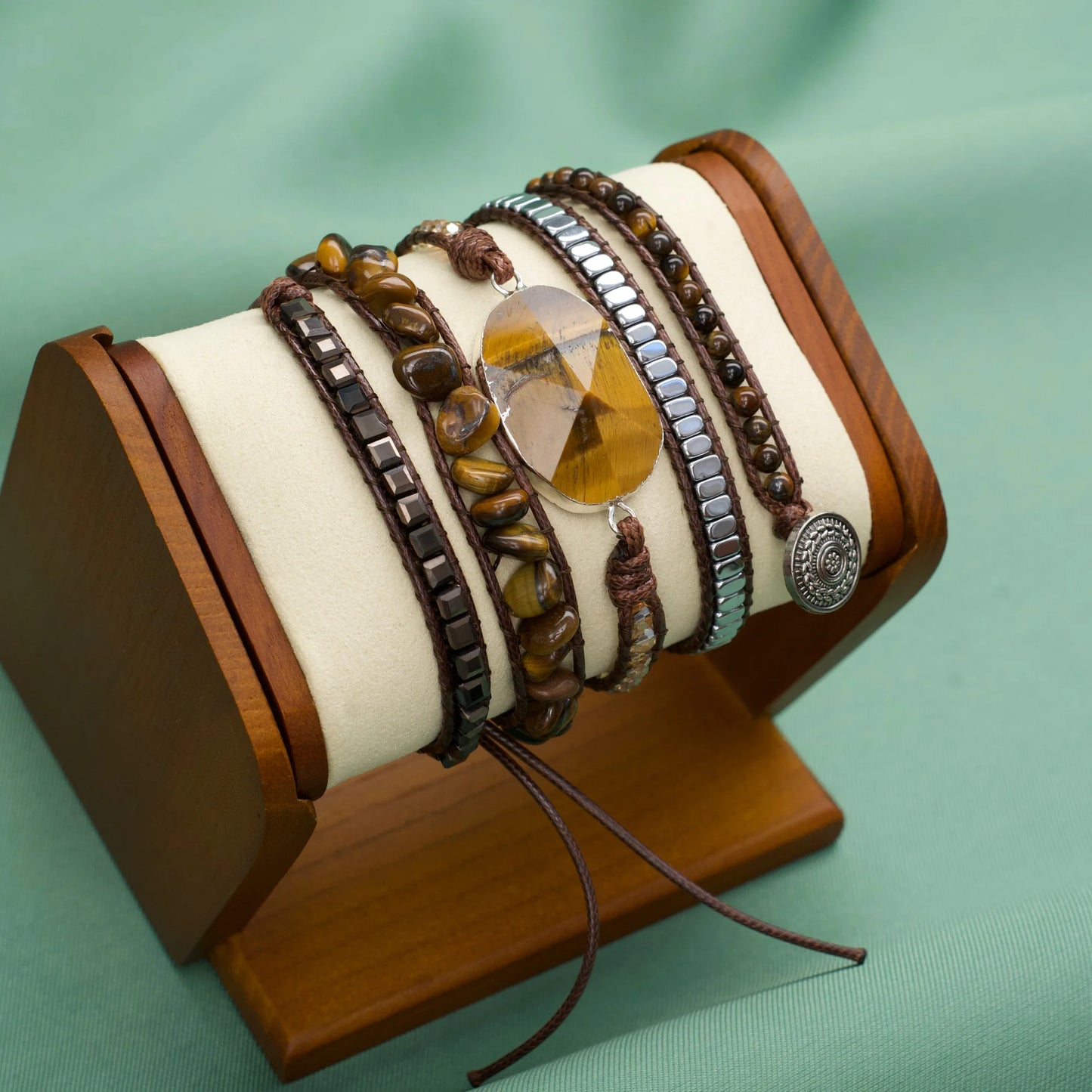 Detalhe das pedras naturais de Olho de Tigre da Pulseira Royal