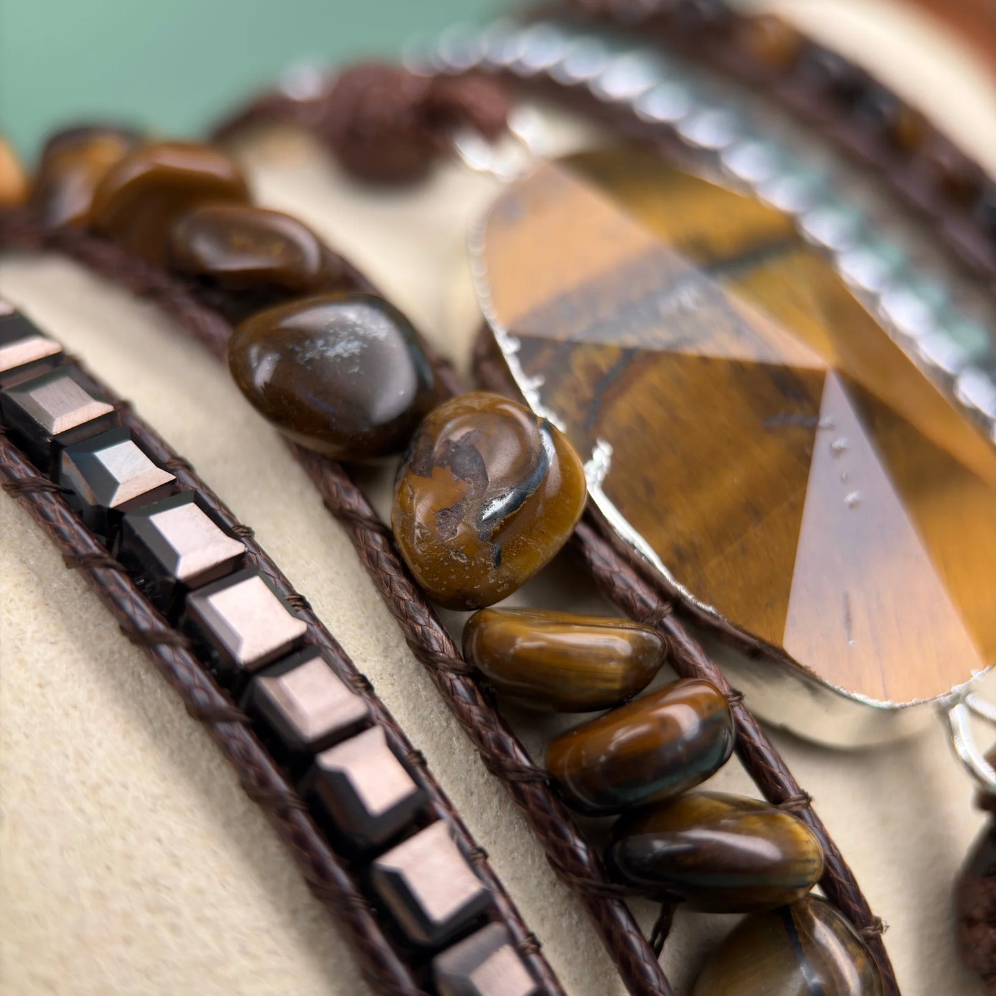 Detalhes da Pulseira Royal com pedras naturais de Olho de Tigre e Hematita