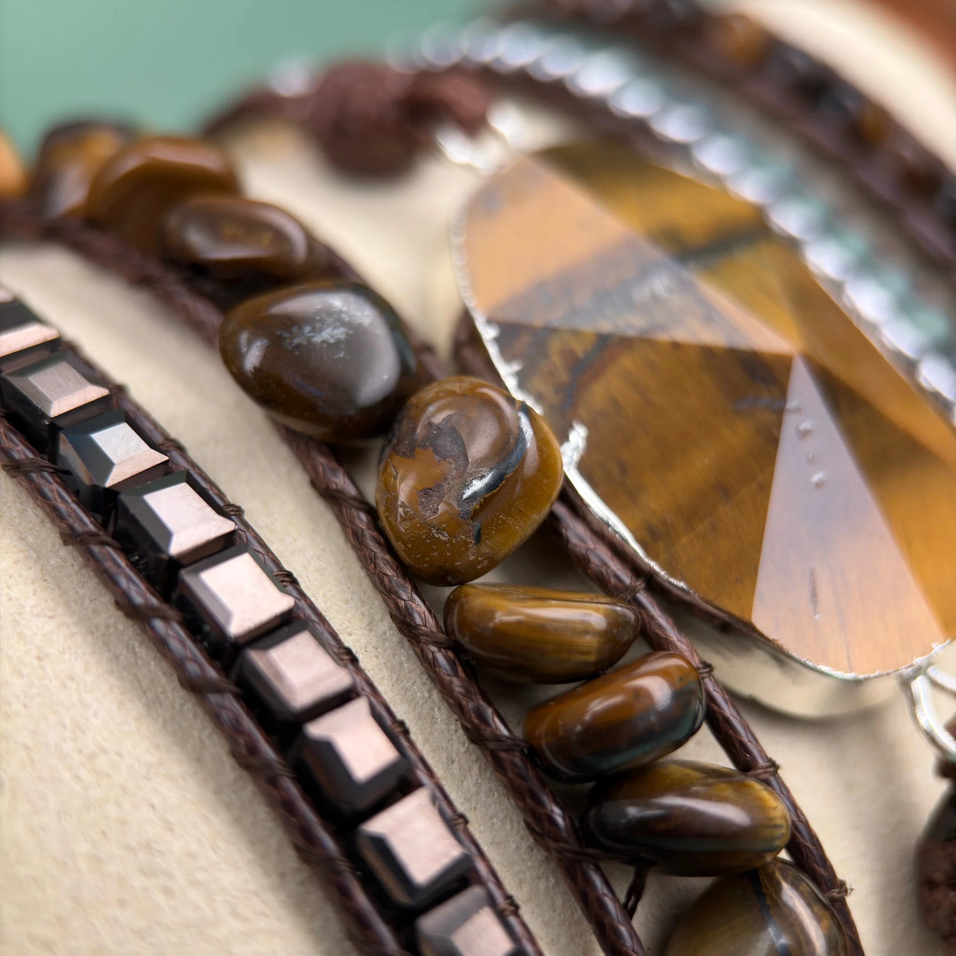 Detalhes da Pulseira Royal com pedras naturais de Olho de Tigre e Hematita