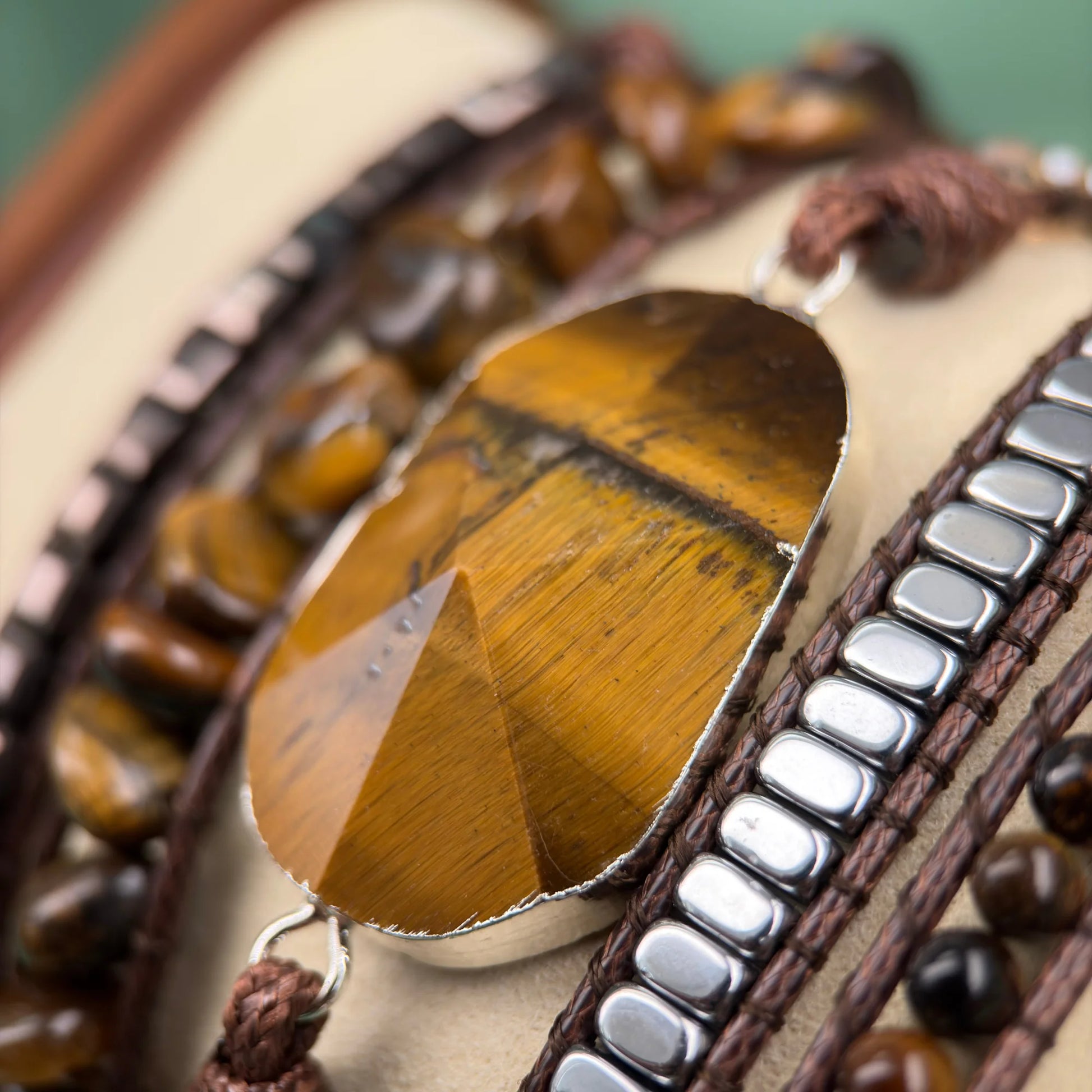 Pulseira Royal com pedras naturais de Olho de Tigre e Hematita