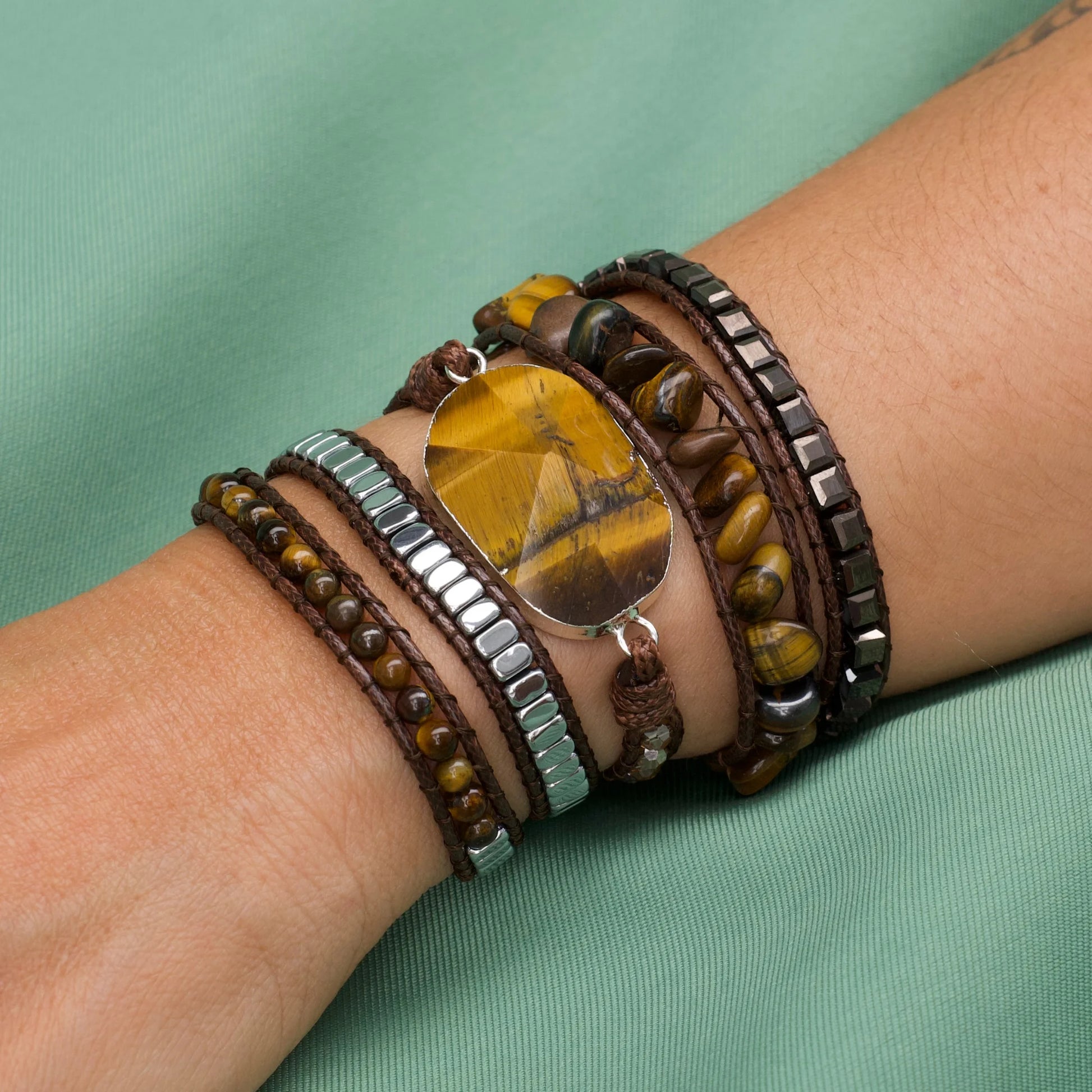 Pulseira Royal de Olho de Tigre feita artesanalmente com pedras naturais