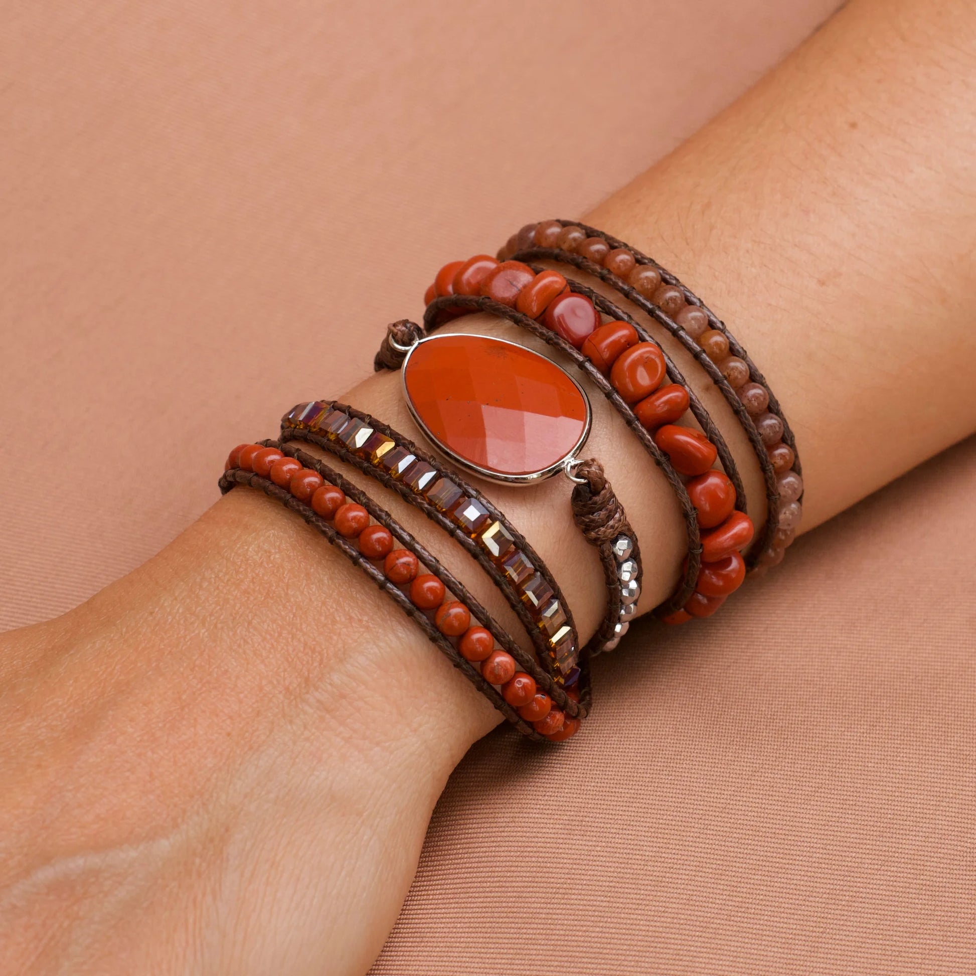 Modelo usando a Pulseira Siena de Jaspe Vermelho no pulso