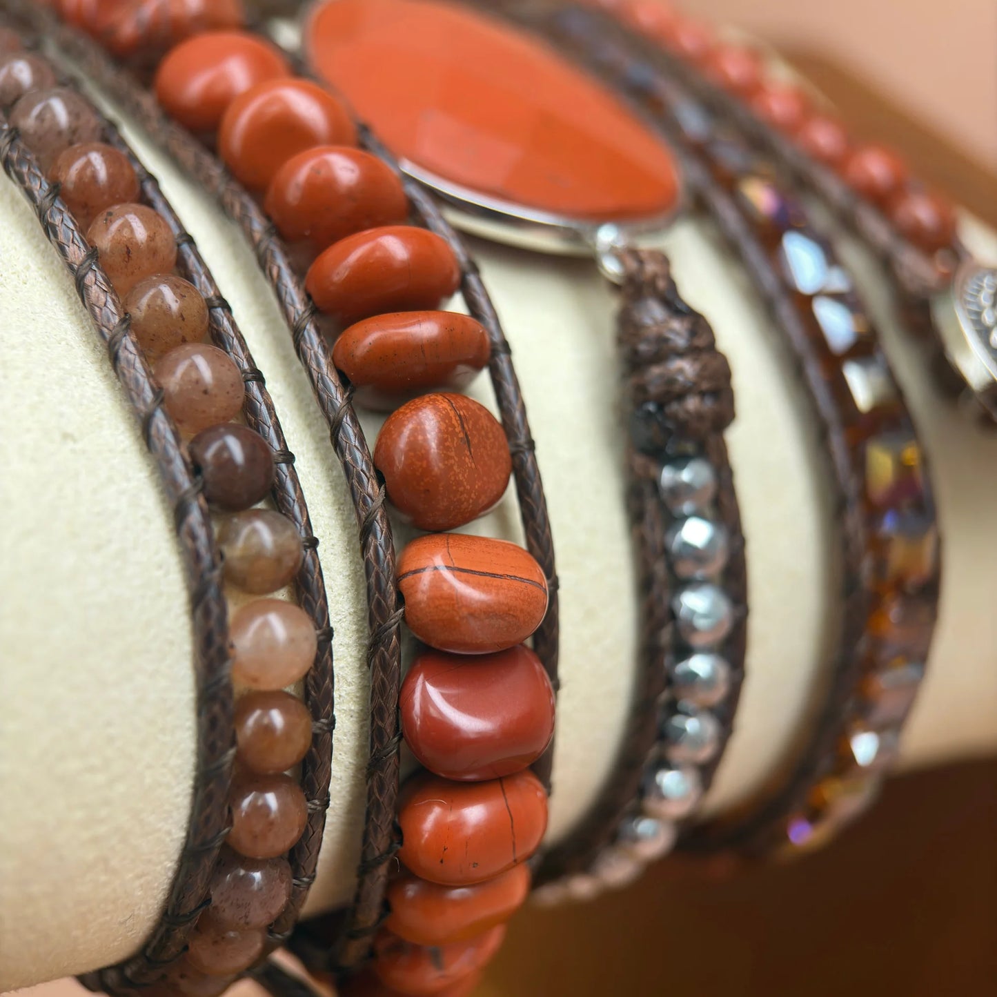 Pulseira Siena com Jaspe Vermelho, Quartzo Vermelho e Hematita vista de frente