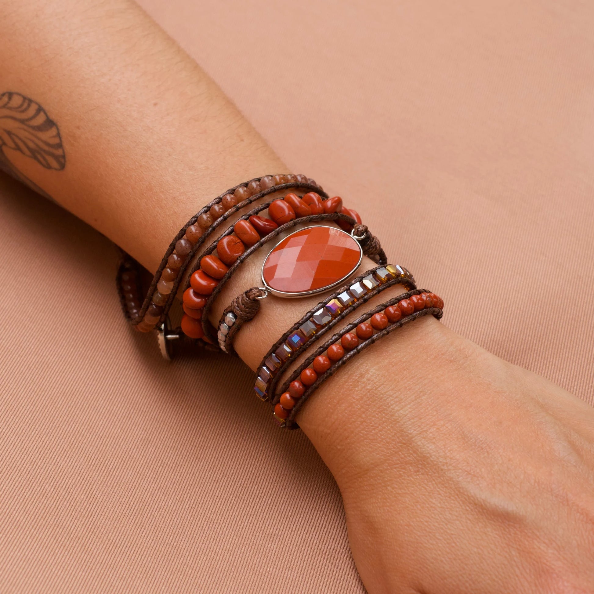 Detalhes da Pulseira Siena com pedras naturais de Jaspe Vermelho e Quartzo Vermelho
