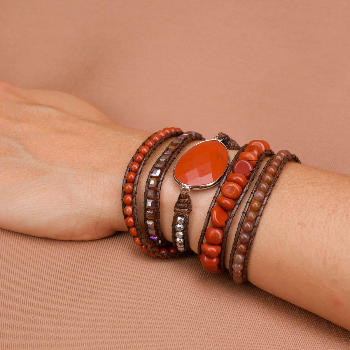 Pulseira Siena de pedras naturais usada no pulso feminino