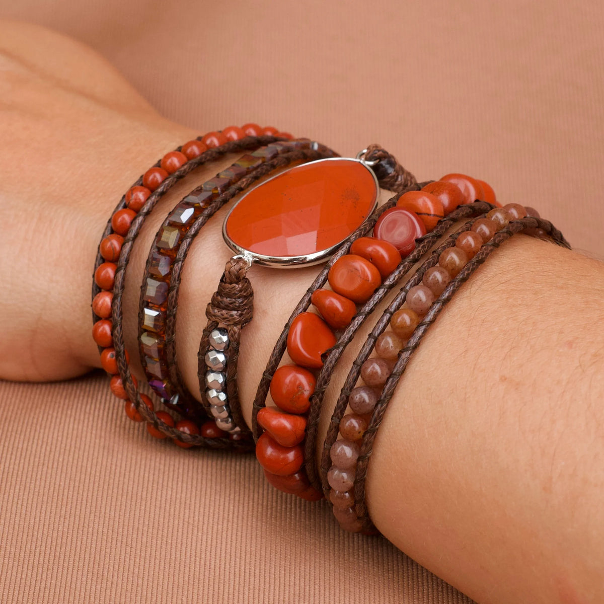 Pulseira artesanal Siena com Jaspe Vermelho, Quartzo Vermelho, Hematita e cristais