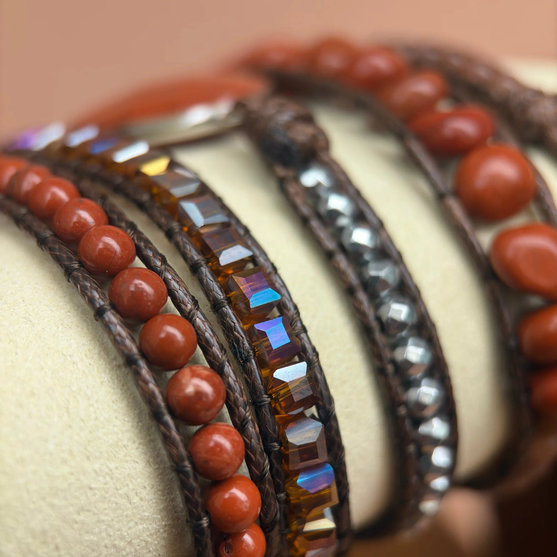 Detalhe das pedras naturais de Jaspe Vermelho da Pulseira Siena