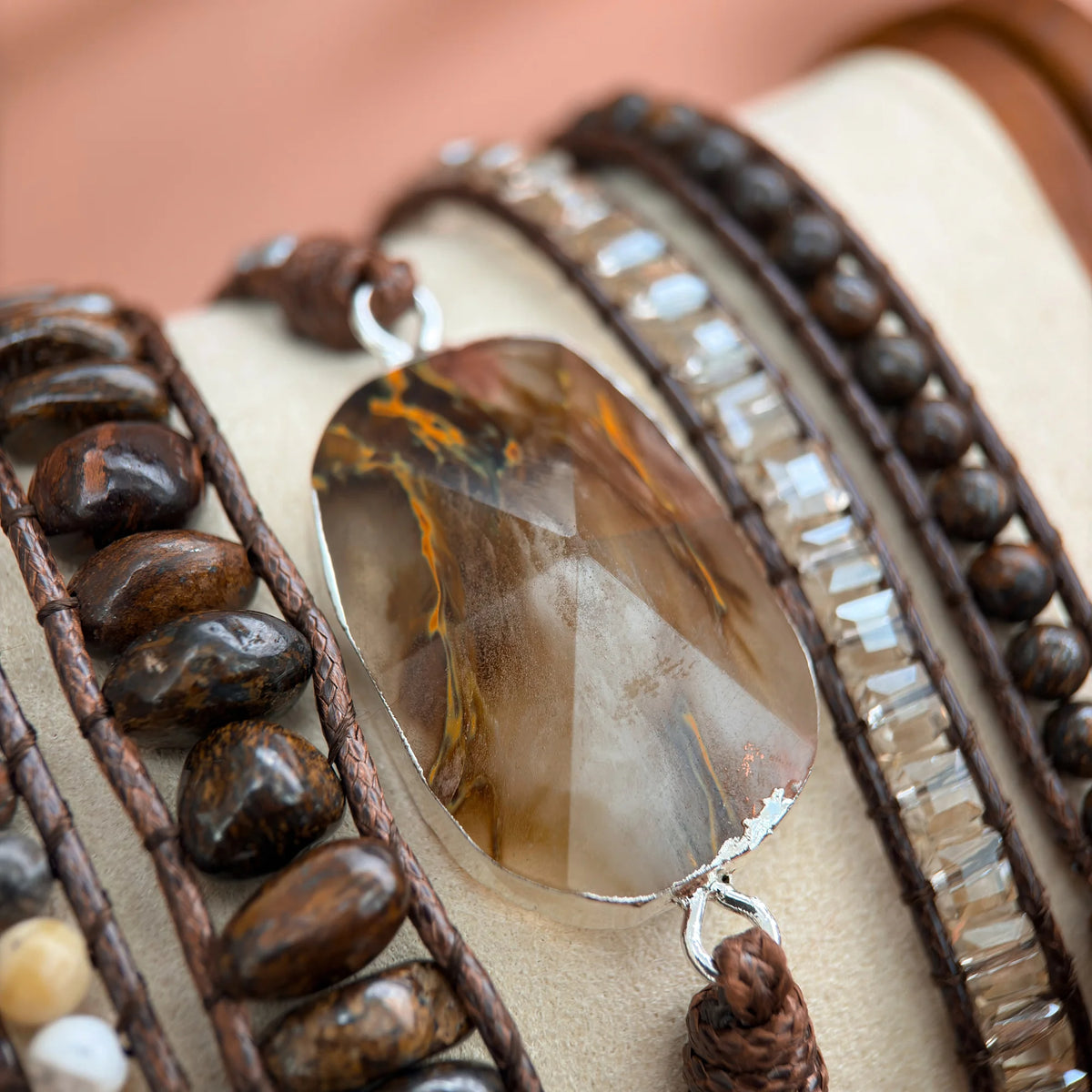Detalhe das pedras naturais de Bronzita da Pulseira Verona
