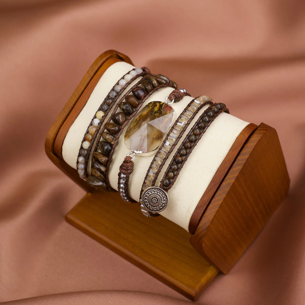 Pulseira Verona com Bronzita, Calcedônia, Ágata Botswana e Hematita vista de frente