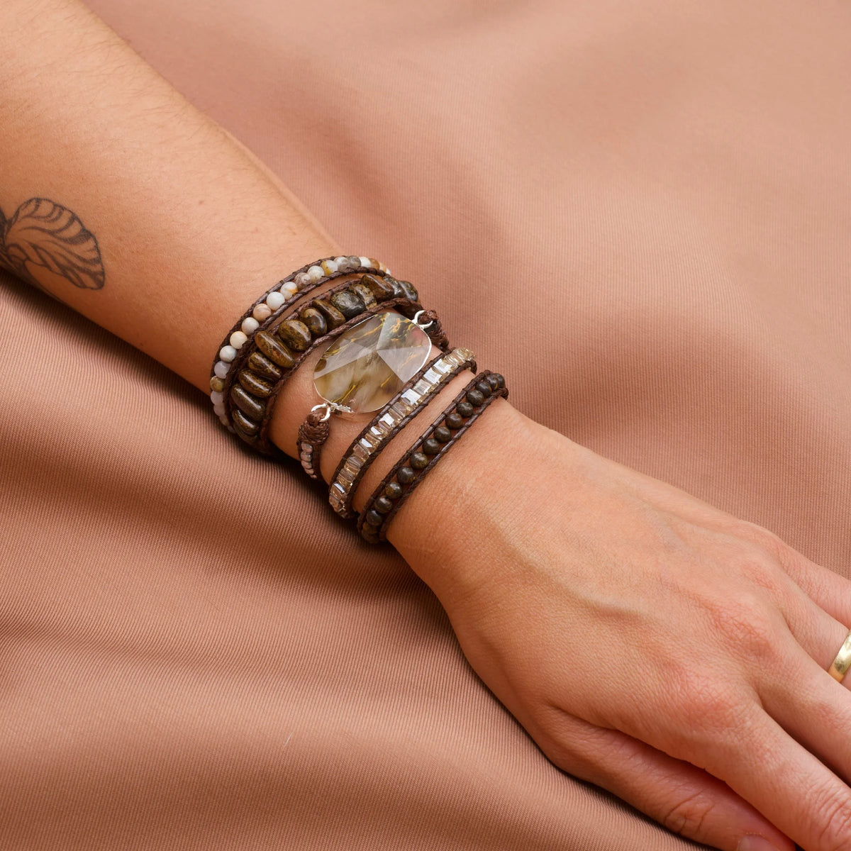 Pulseira Verona de pedras naturais usada no pulso feminino
