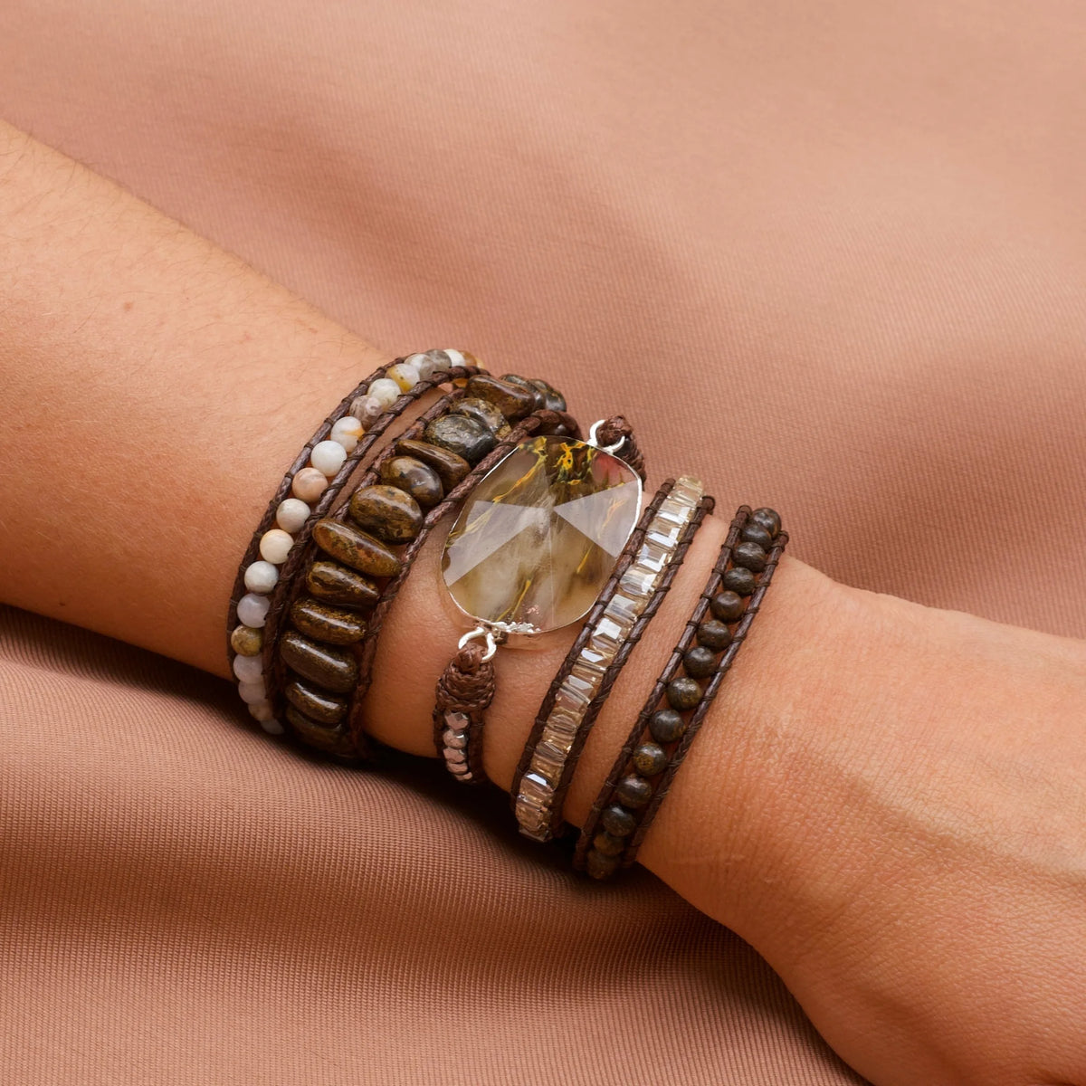 Pulseira artesanal Verona com Bronzita, Calcedônia, Ágata Botswana, Hematita e cristais