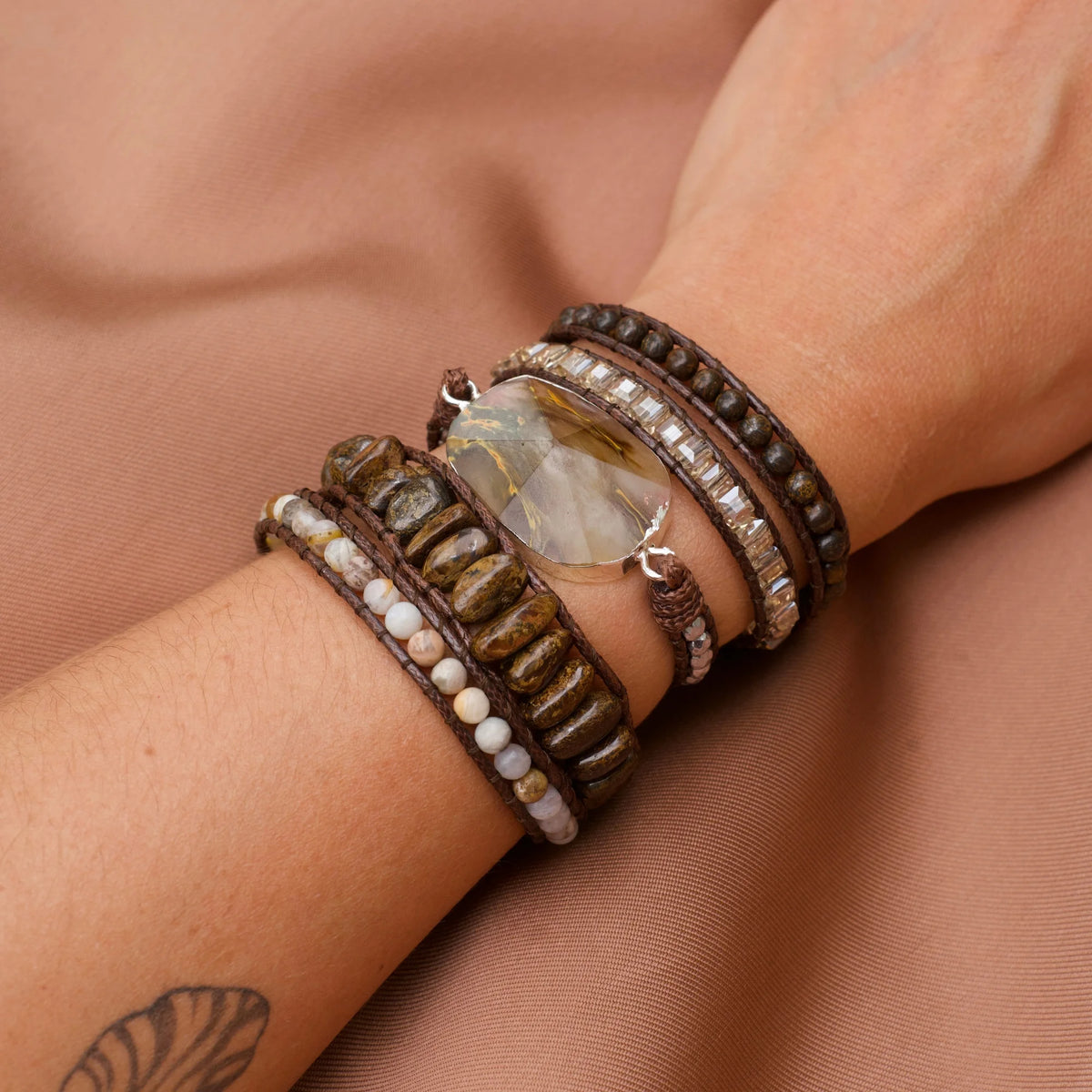 Detalhes da Pulseira Verona com pedras naturais de Bronzita e Calcedônia