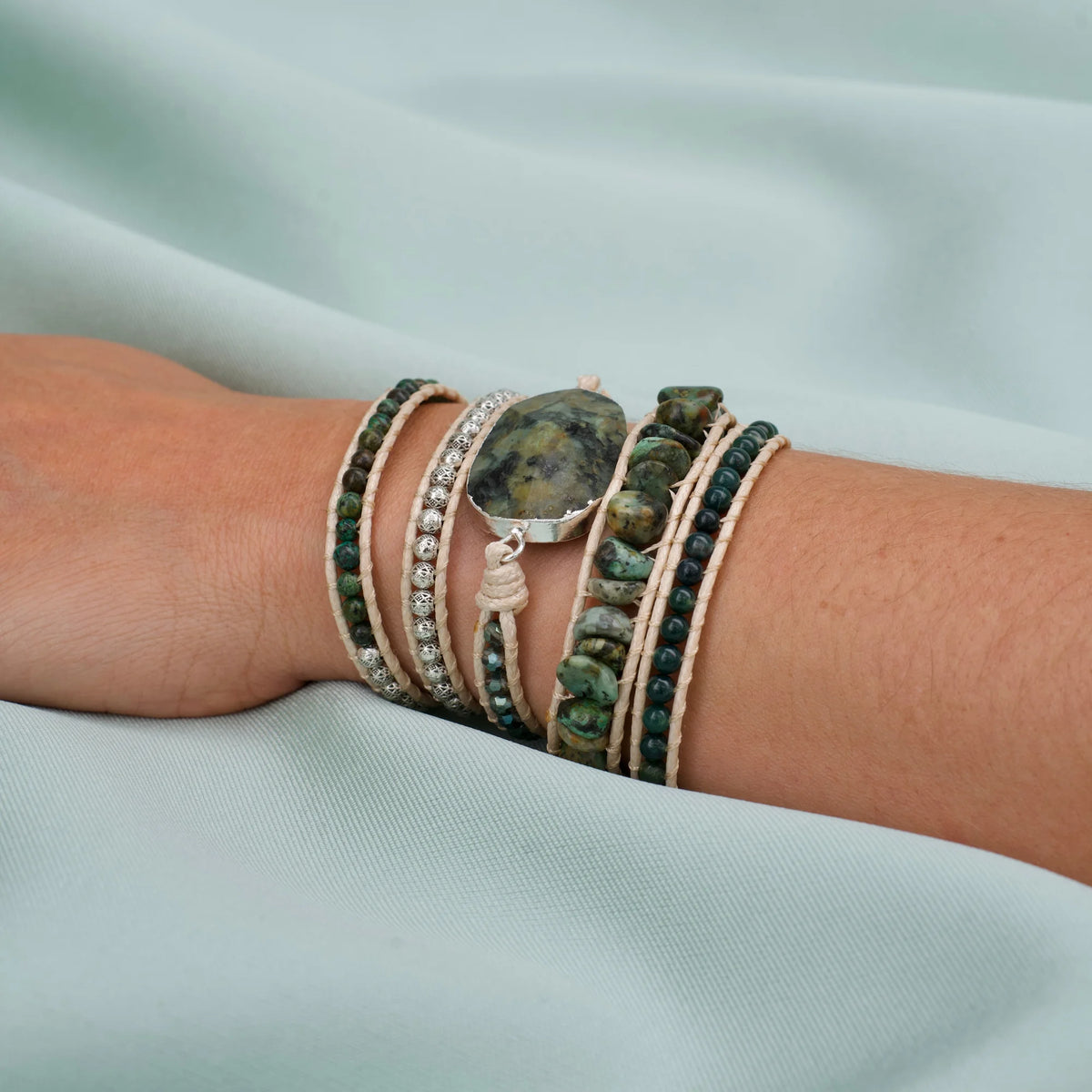 Pulseira Zuri de pedras naturais usada no pulso feminino