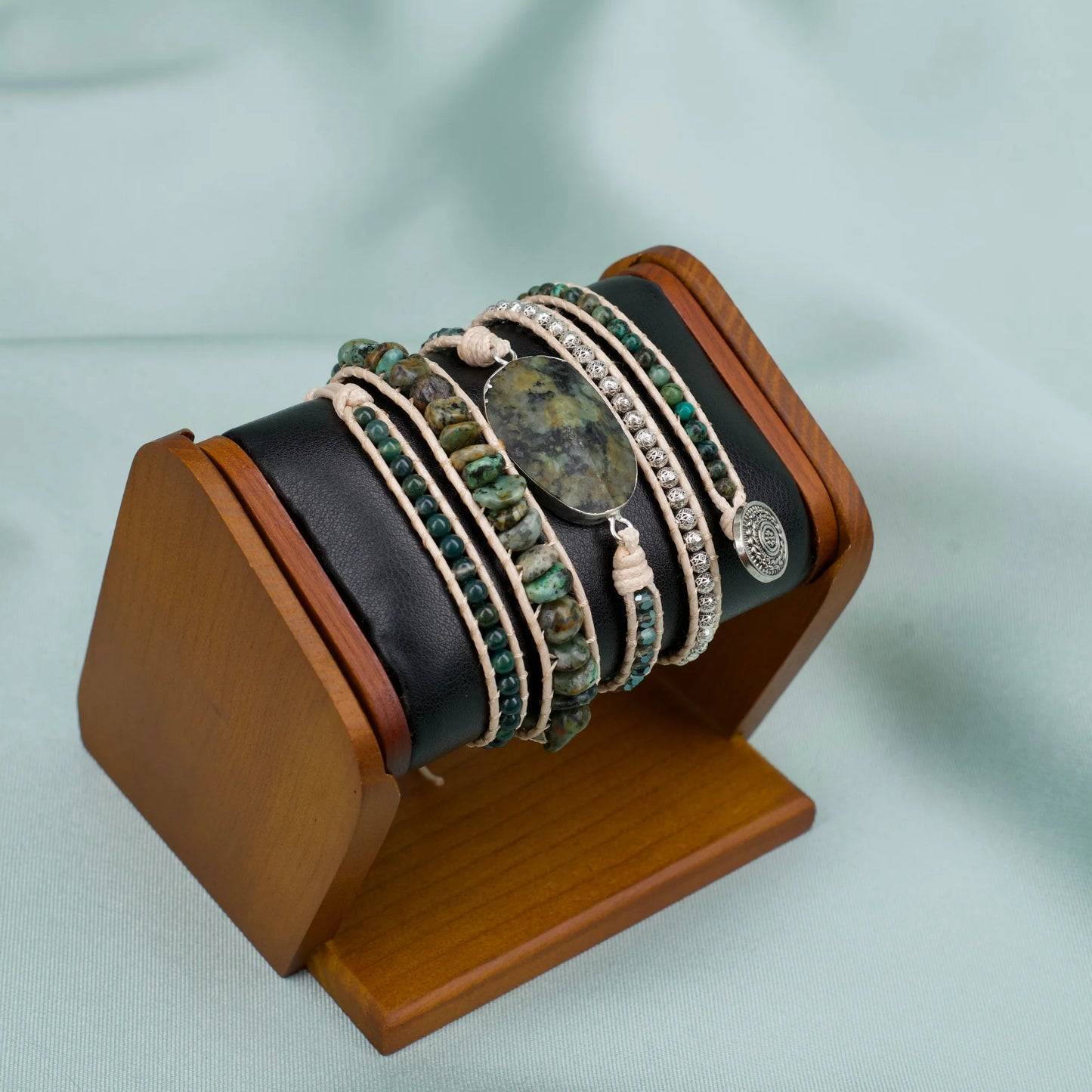 Pulseira Zuri de Turquesa Africana em design artesanal de múltiplas voltas