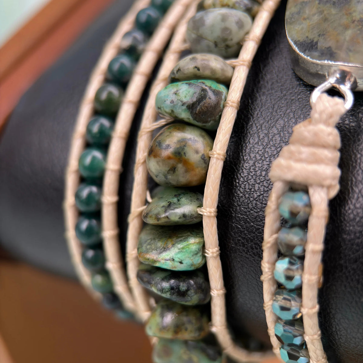 Detalhes da Pulseira Zuri com pedras naturais de Turquesa Africana e Ágata Indiana