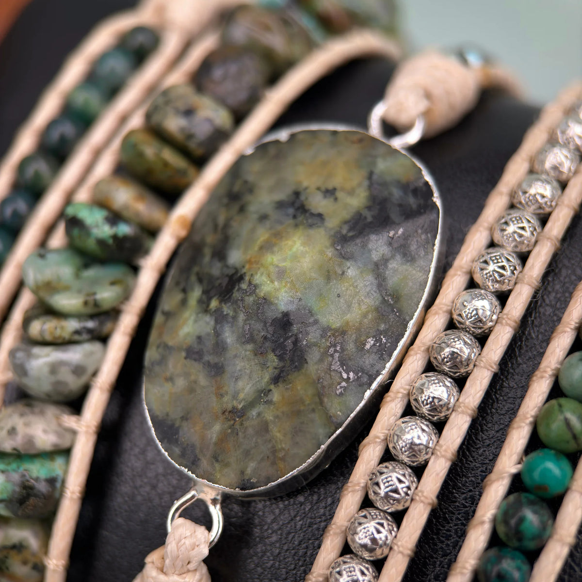 Pulseira Zuri com Turquesa Africana e Ágata Indiana vista de frente