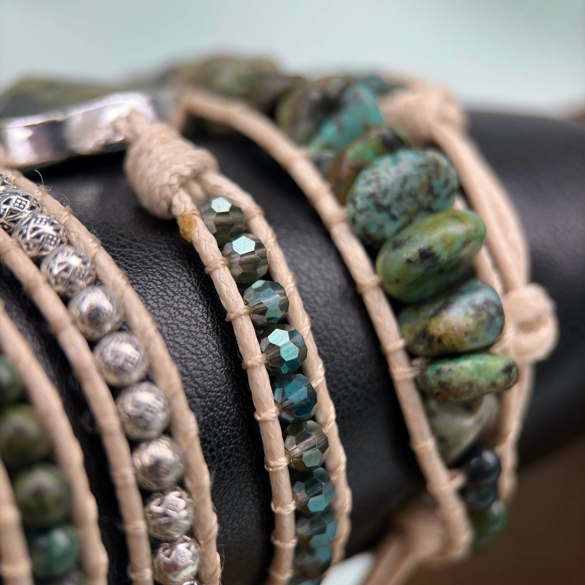 Detalhes do trançado artesanal da Pulseira Zuri de pedras naturais